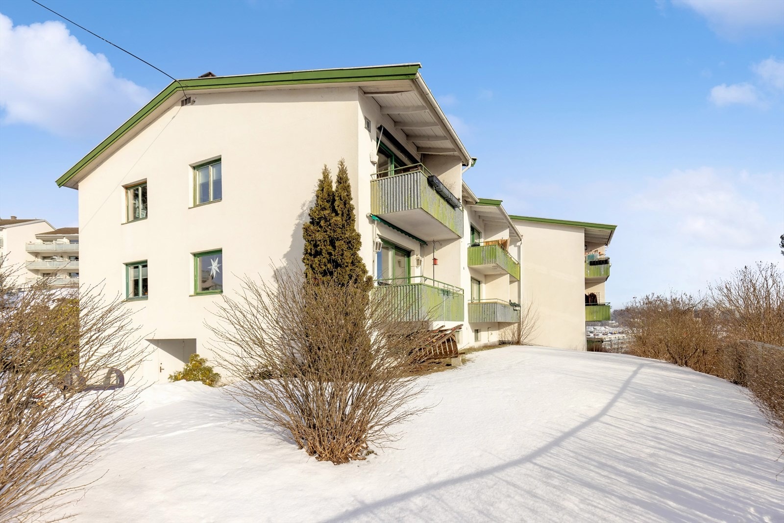 Leiligheten ligger i et byggets toppetasje. Lave omkostninger da det ikke er dokumentavgift. Leiligheten har egen parkeringsplass merket 204. Galleribilde