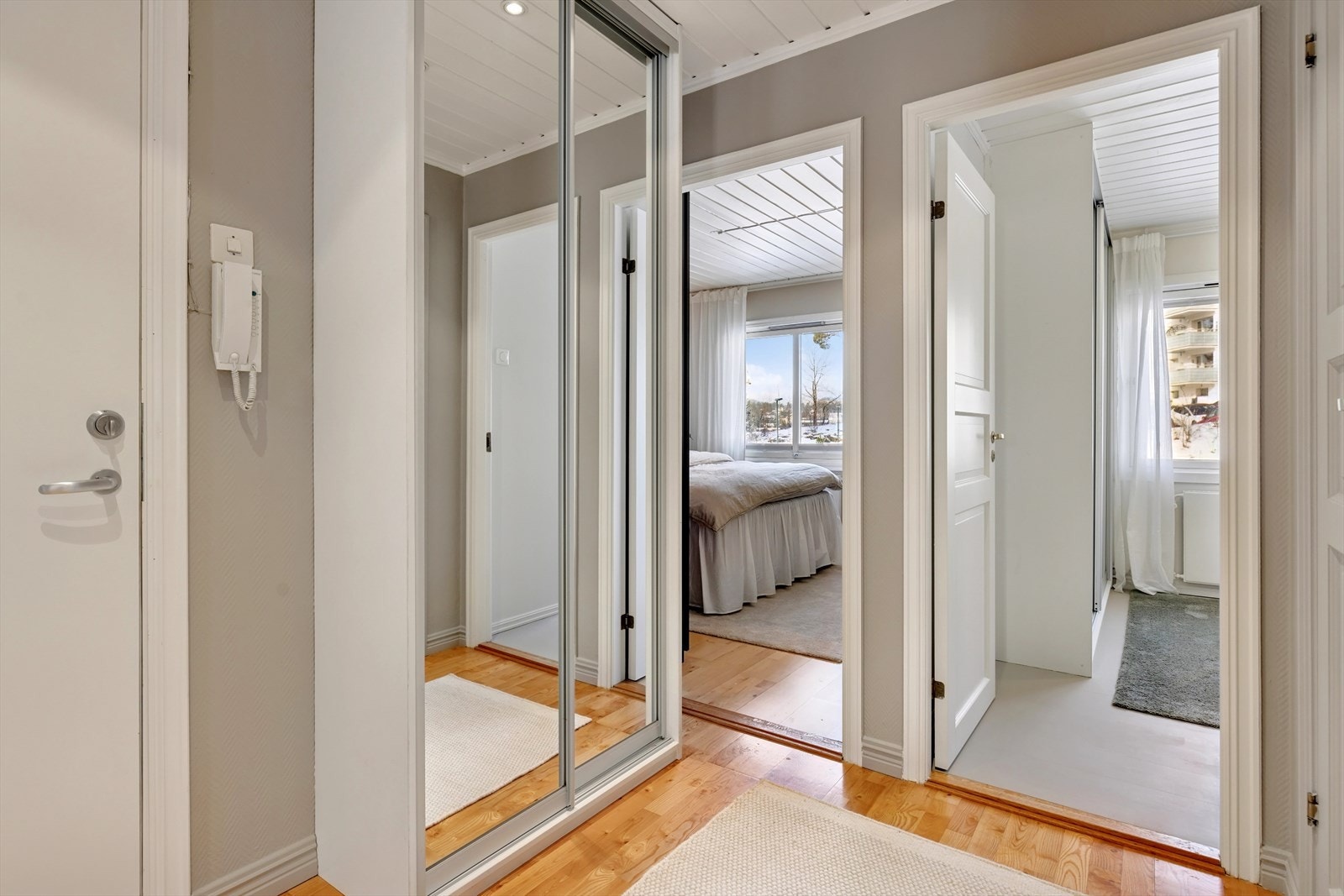 Fra entréen er det adkomst til leilighetens øvrige rom, med god plass til garderobeløsning. Galleribilde