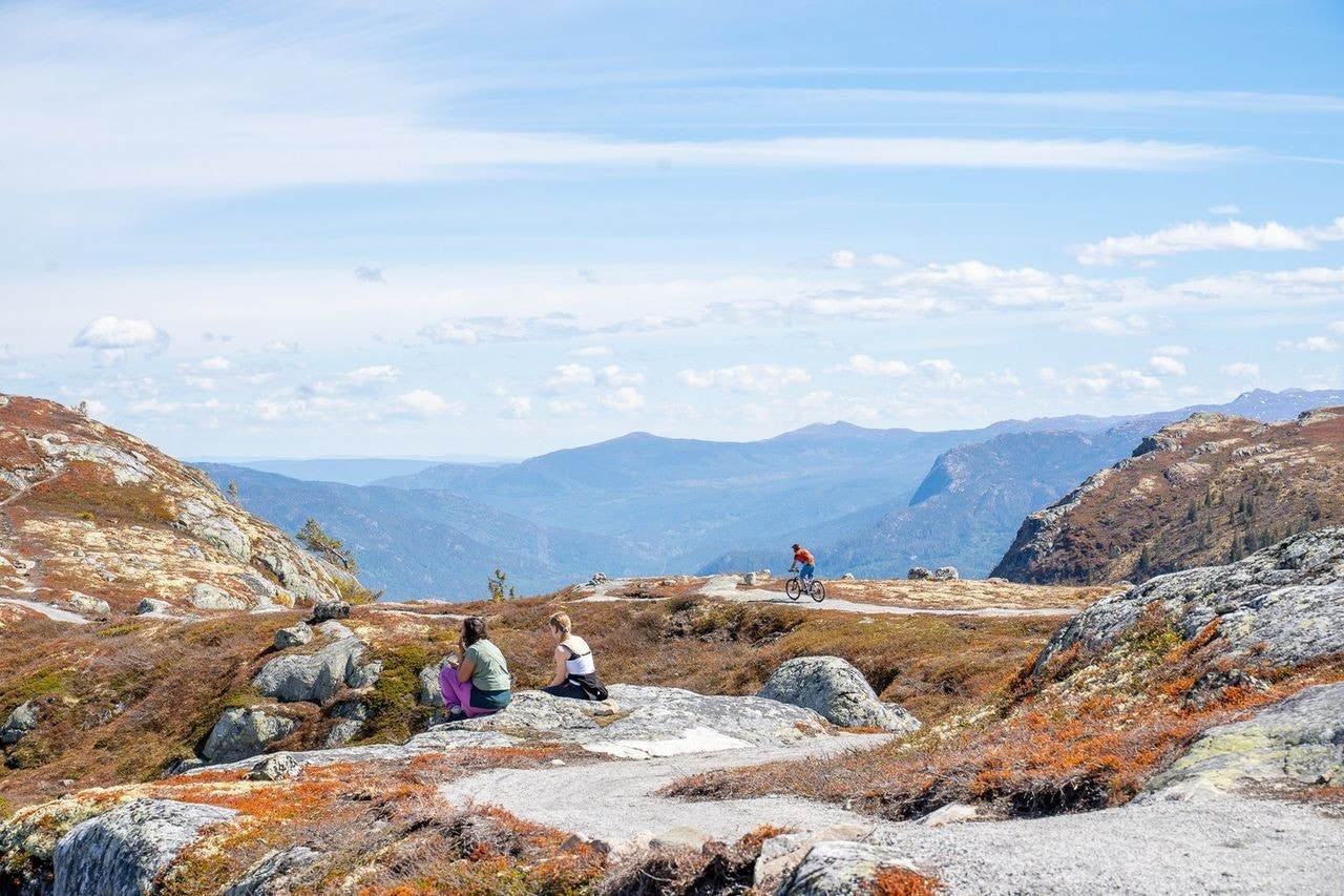 Sykkelstien HallingSpranget er meget populær for hele familien. Bildet tatt noen hundre meter fra hytta Galleribilde
