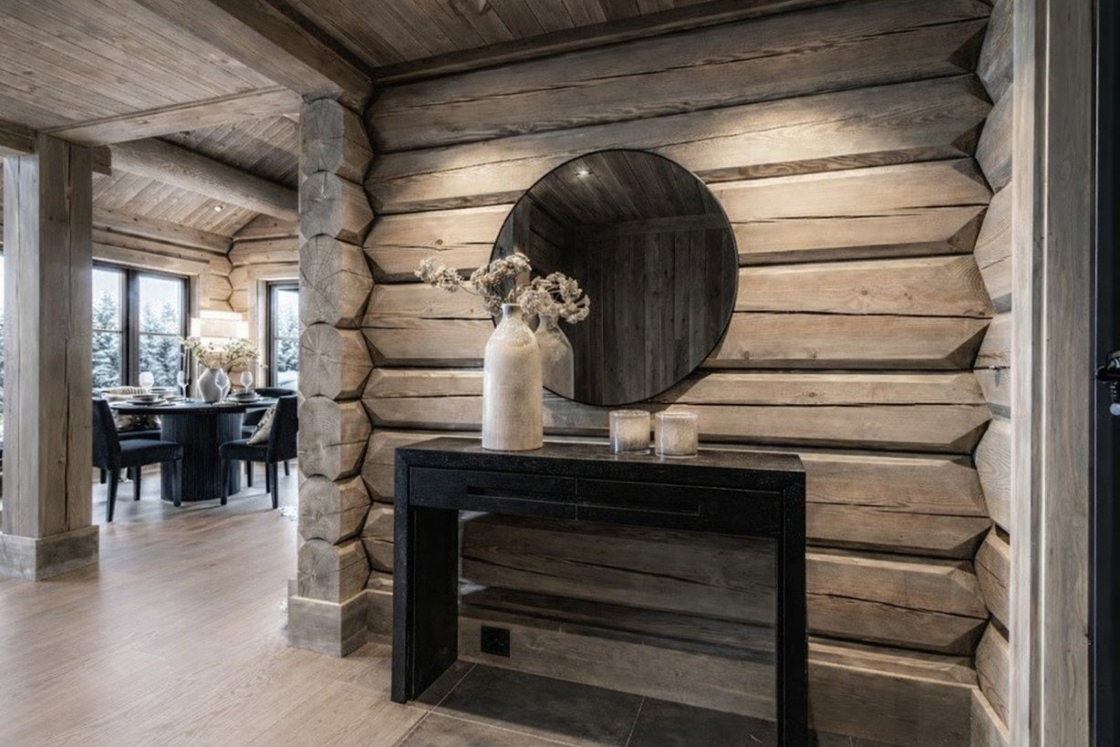 Flislagt inngangsparti med god garderobeplass Galleribilde