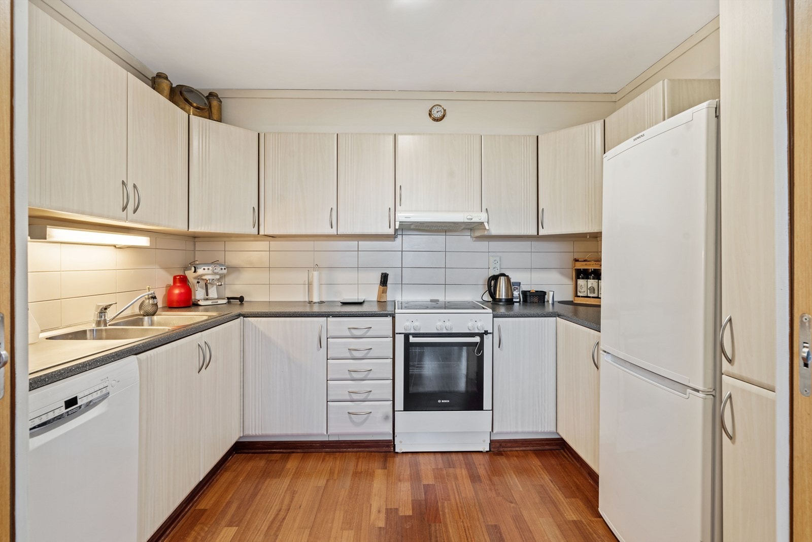 Kjøkken med god skap- og benkeplass Galleribilde