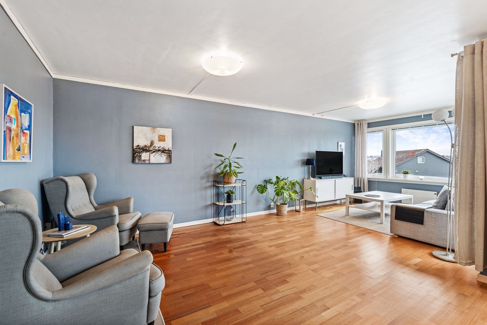 EiendomsMegler 1 v/Jorunn Riise presenterer Mjughaug Terrasse 6 - En kjekk leilighet med 2 soverom og solrik balkong med fin utsikt. Foto: Martin Nordbø Galleribilde