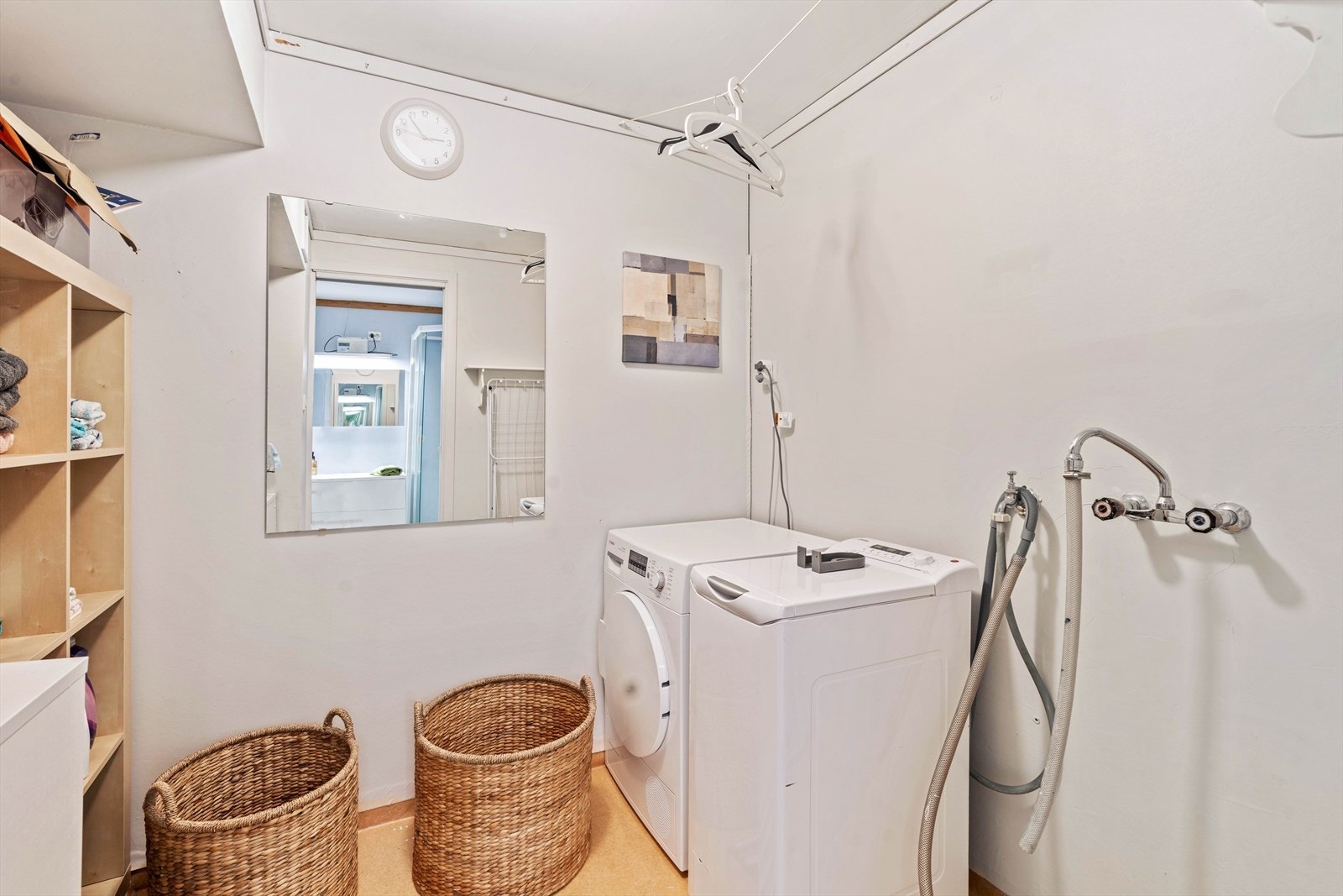 Videre inn fra badet har man et praktisk vaskerom Galleribilde