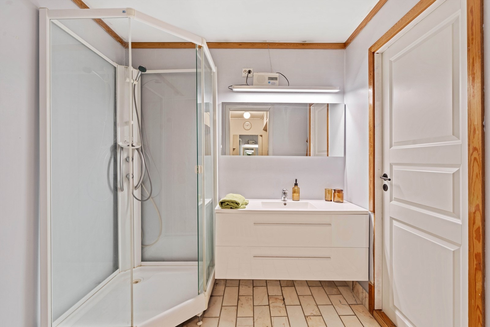 Bad med dusjkabinett og vask i møbel Galleribilde