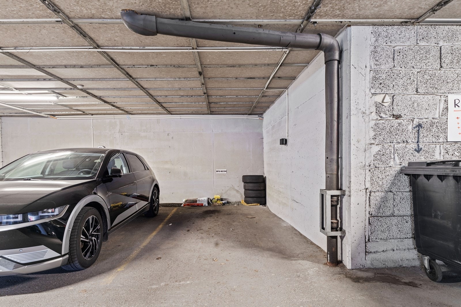 Parkering i lukket anlegg. Det er installert el-bil lader Galleribilde