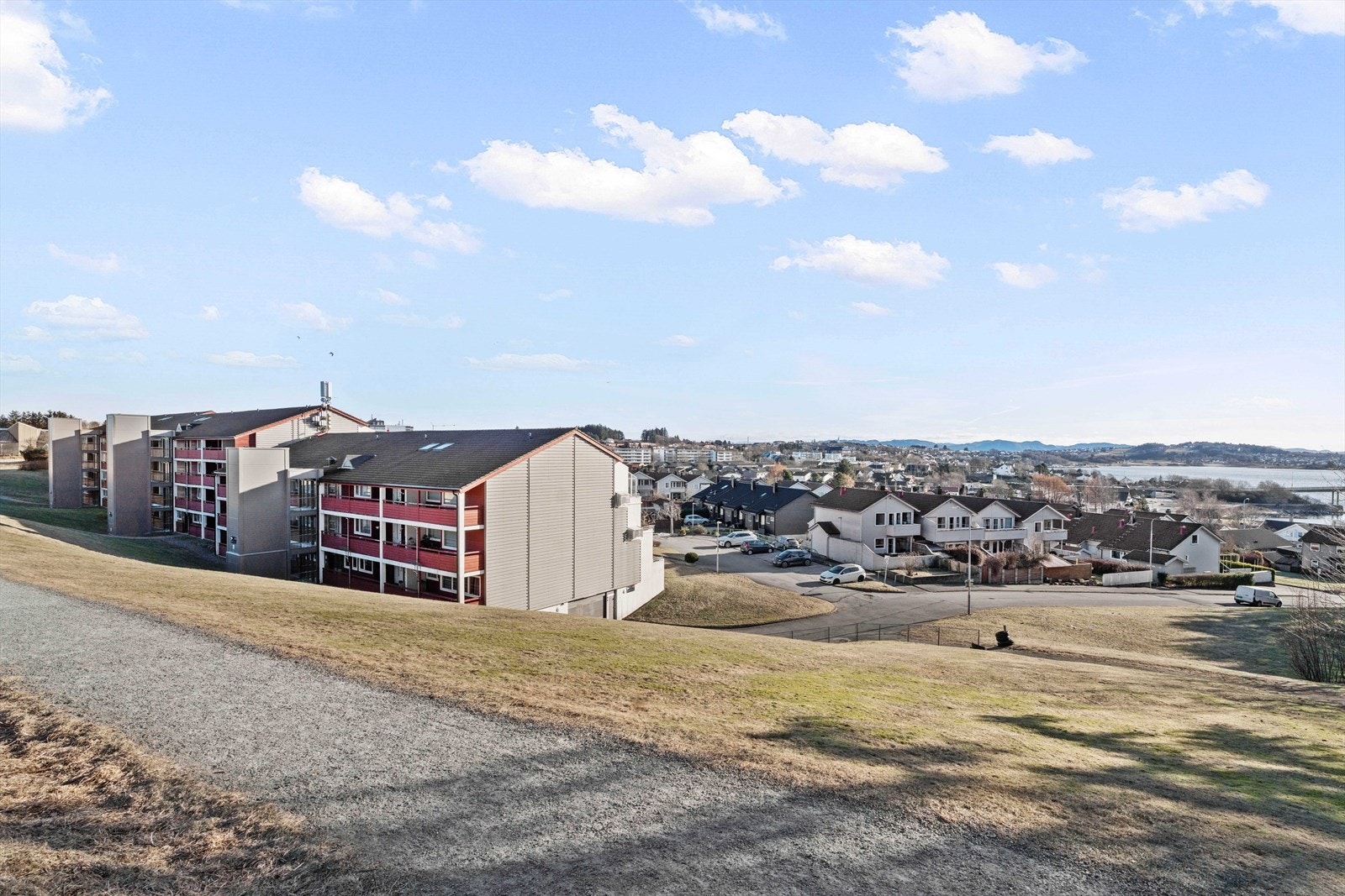 Mange flotte turområder ved Hafrsfjord med badestrand og store flotte friarealer. Det er også flotte turområder ved Hålandsvannet som ligger like ved. Galleribilde