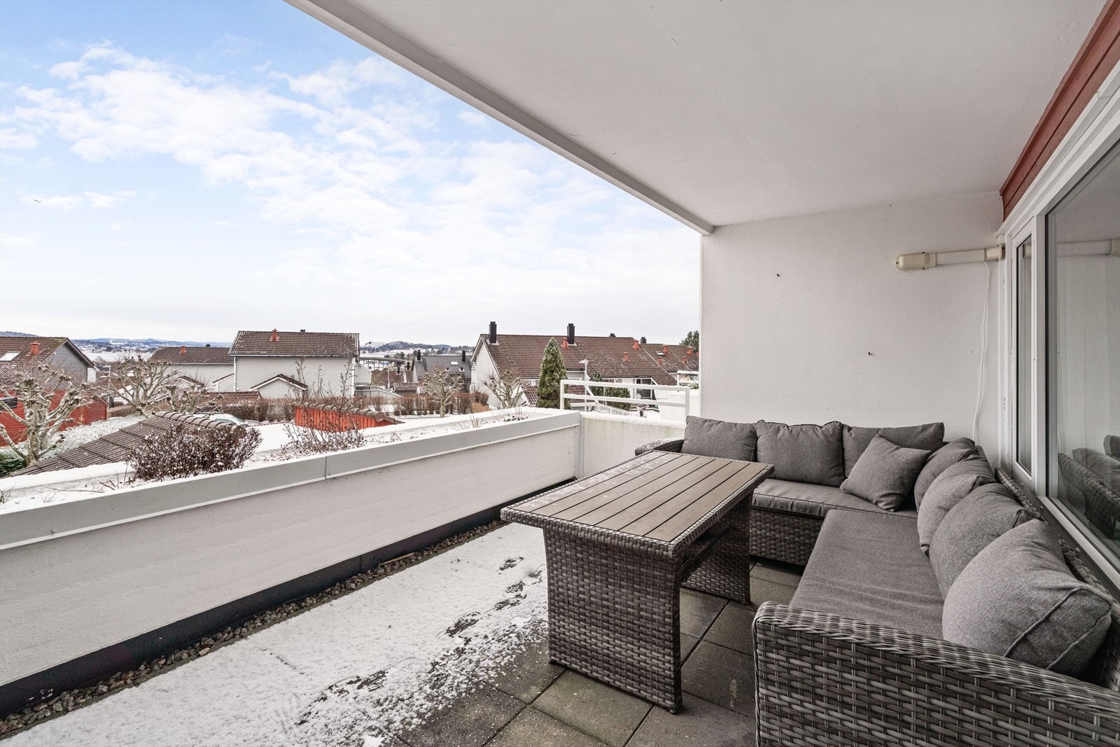Fra stuen har man direkte utgang til balkong med fin utsikt Galleribilde