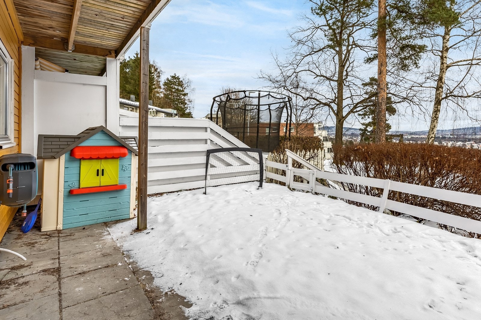 Terrasse og hage med adkomst fra stuen. Ved å ta trappen i enden av hagen kan du gå snarveien til T-banestasjonen Ullernåsen på 5 minutter. Ellers ca. 15 minutter til bussholdeplass i Lyseveien. Galleribilde