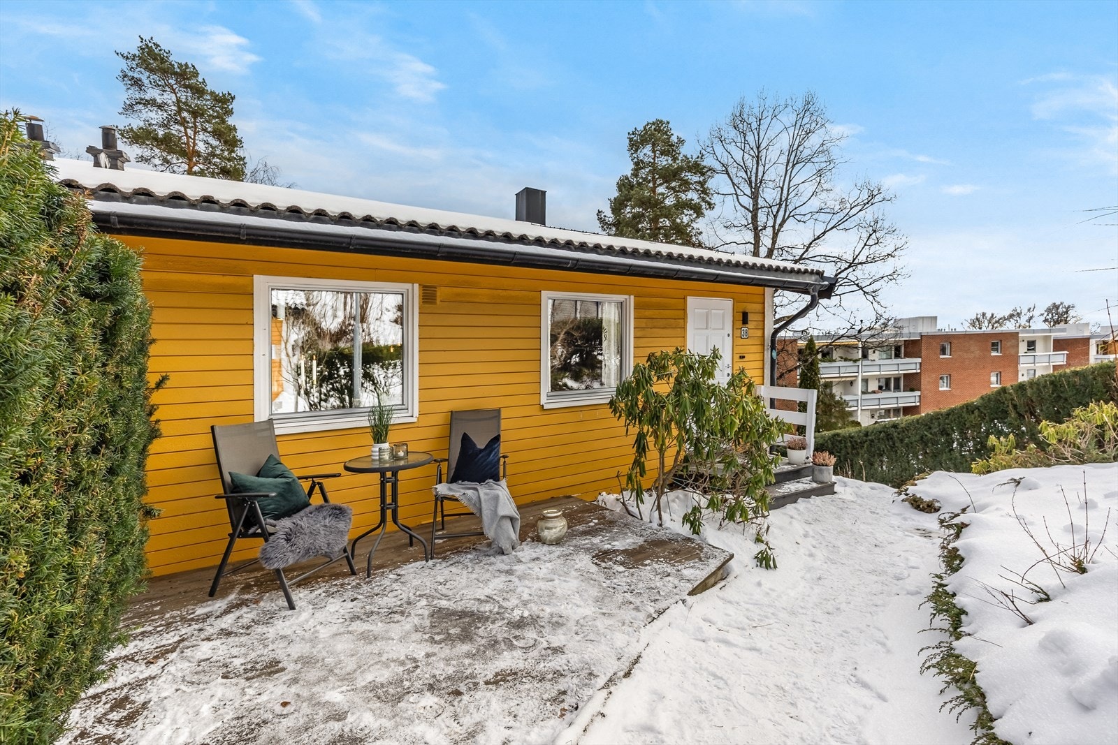 Innholdsrik familiebolig over to plan med barnevennlig beliggenhet innerst i rolig blindvei uten sjenerende trafikk. Galleribilde