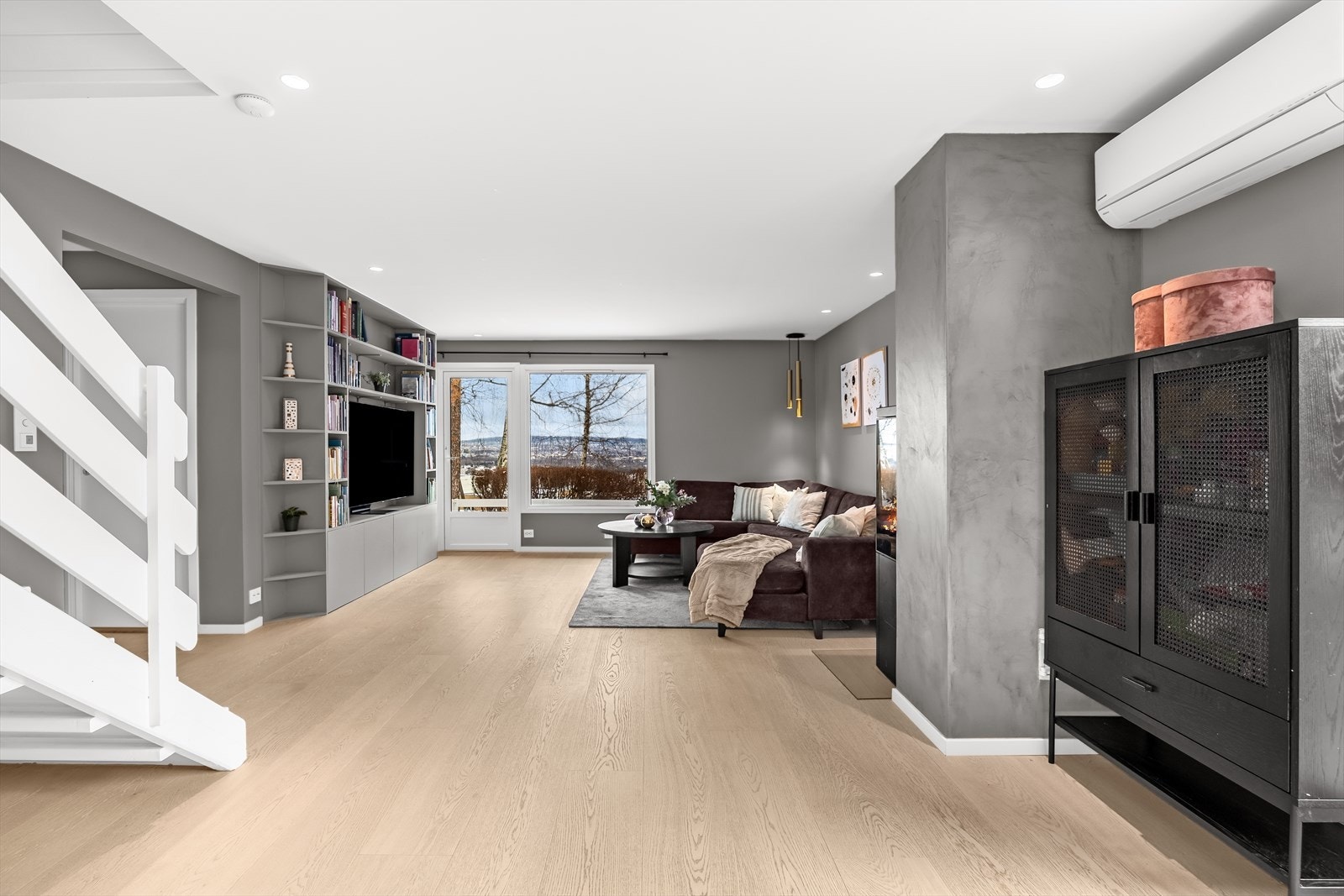 Deilig gulvvarme i underetasjen med varmefolie. Varmepumpe ble installert i 2019. Galleribilde