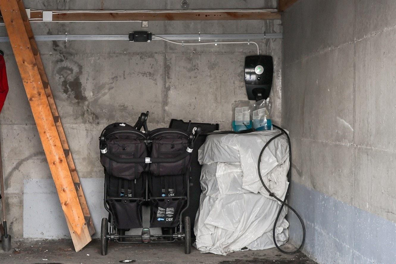 Garasjen har el-billader, mekanisk portåpner og lagringsmuligheter. Galleribilde