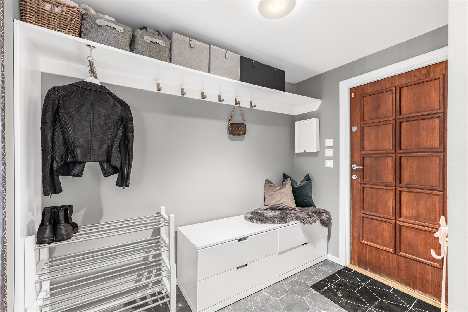 Velkommen hjem! Innbydende entré med god plass til oppbevaring av klær og sko. Galleribilde