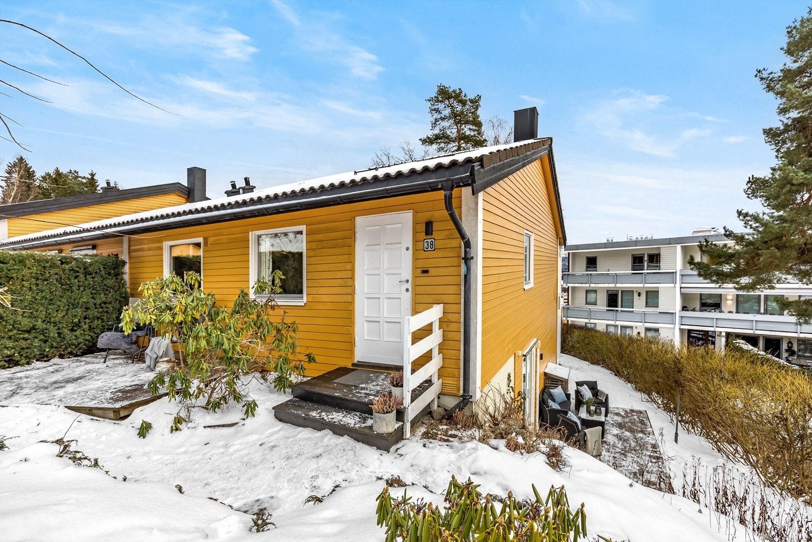 Enderekkehuset byr på frodig hage, flere uteplasser og balkong. Meget gode solforhold. Galleribilde