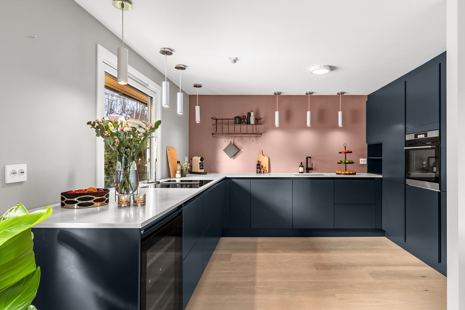 Boligen holder en gjennomgående god standard med smakfulle farge- og materialvalg. I 2019 ble hele 1. etasje pusset opp med blant annet nytt kjøkken, alt nytt av rør og elektrisk, nye vegger, gulv, dører og lister. Galleribilde