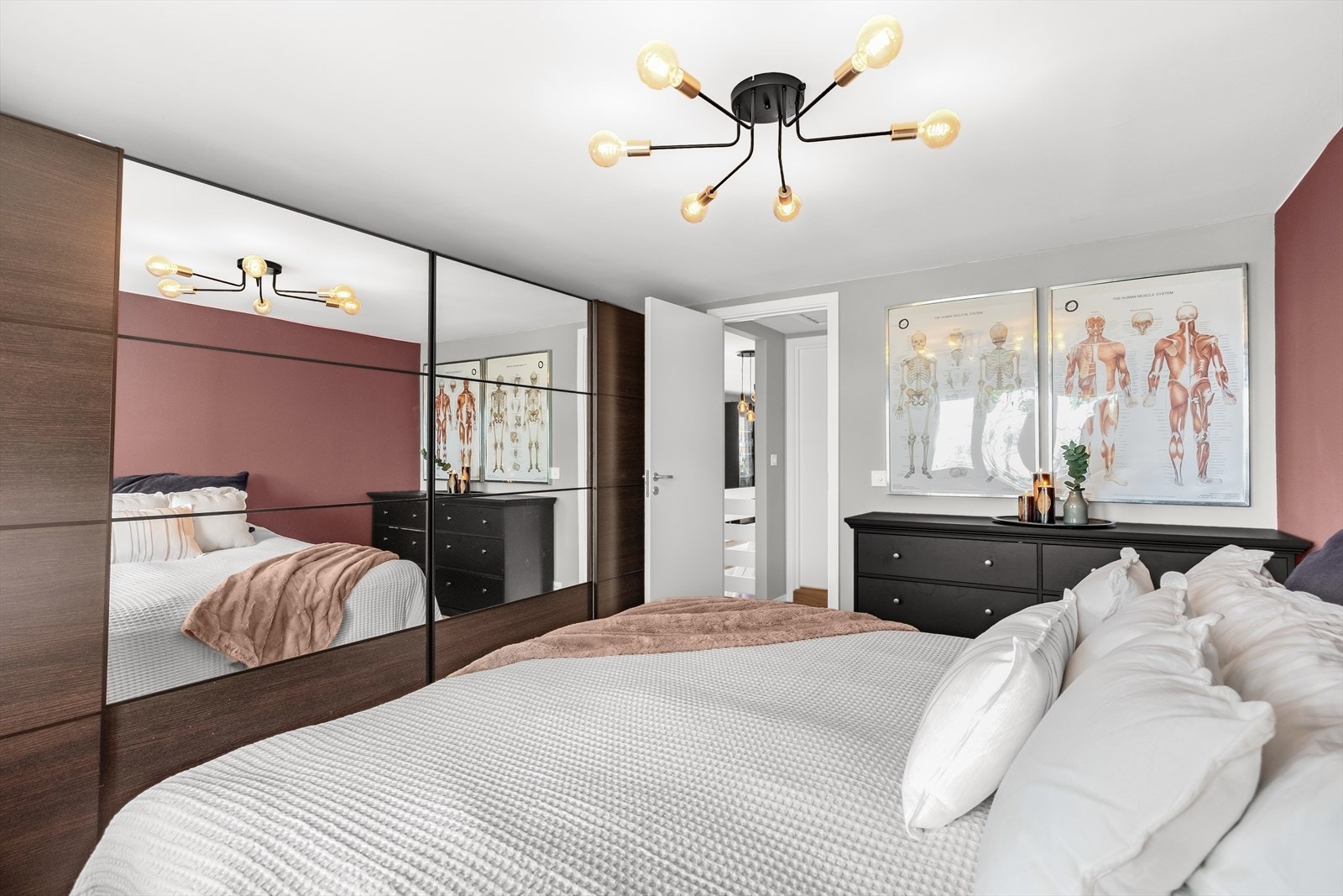 Rikelig med oppbevaringsplass på hovedsoverommet med skyvedørsgarderobe og plass til stor kommode. Galleribilde