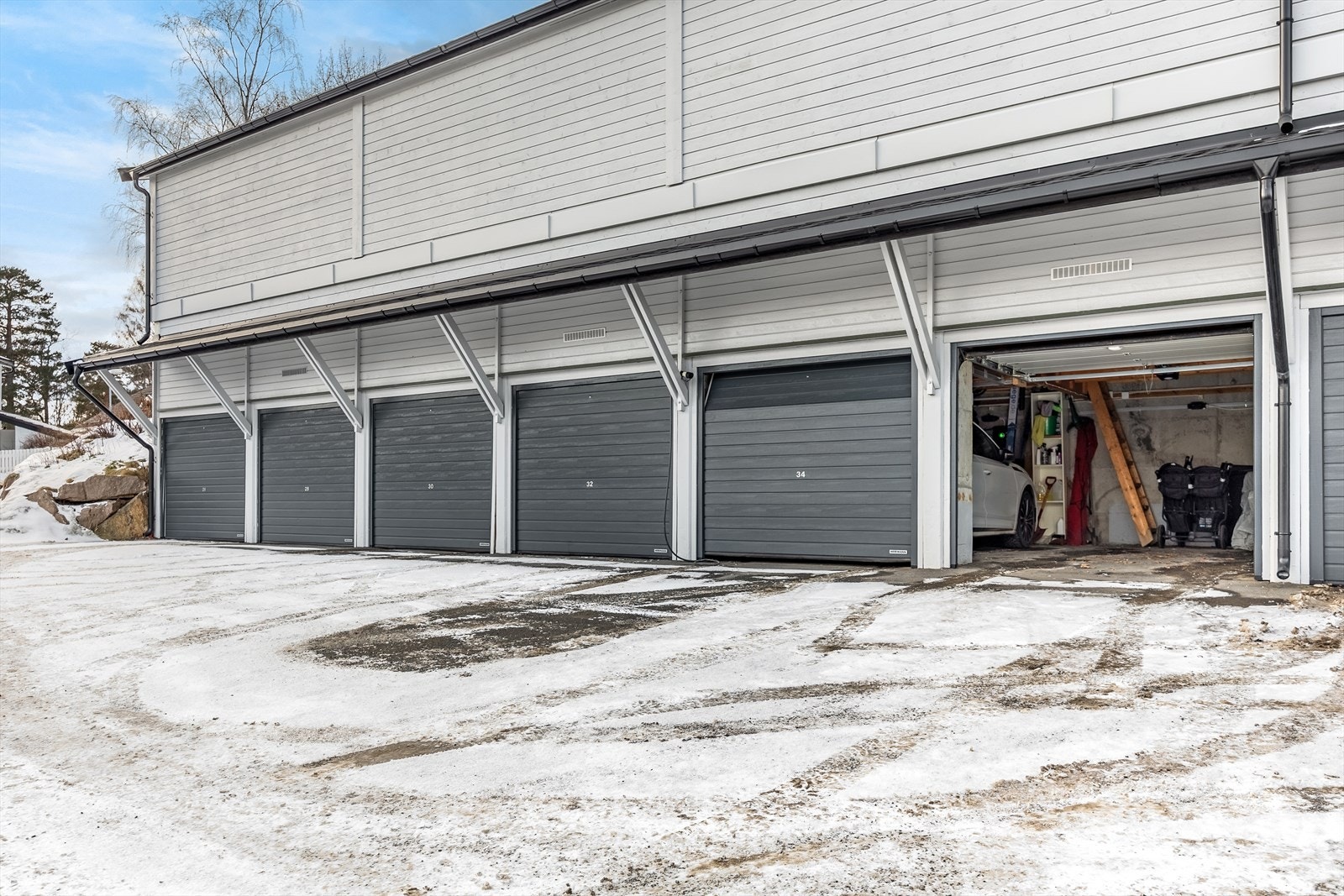 Det medfølger garasjeplass på ca. 14 kvm og biloppstillingsplass foran. Galleribilde