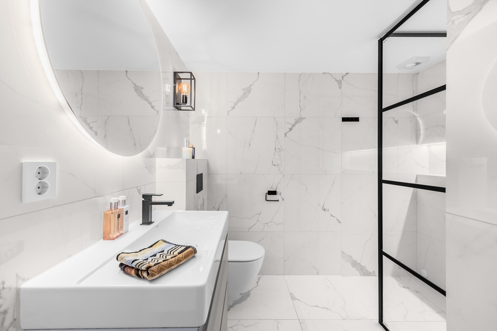 Lekkert flislagt baderom i 1.etasje. Badet ble pusset opp i 2019. Dokumentasjon foreligger. Galleribilde