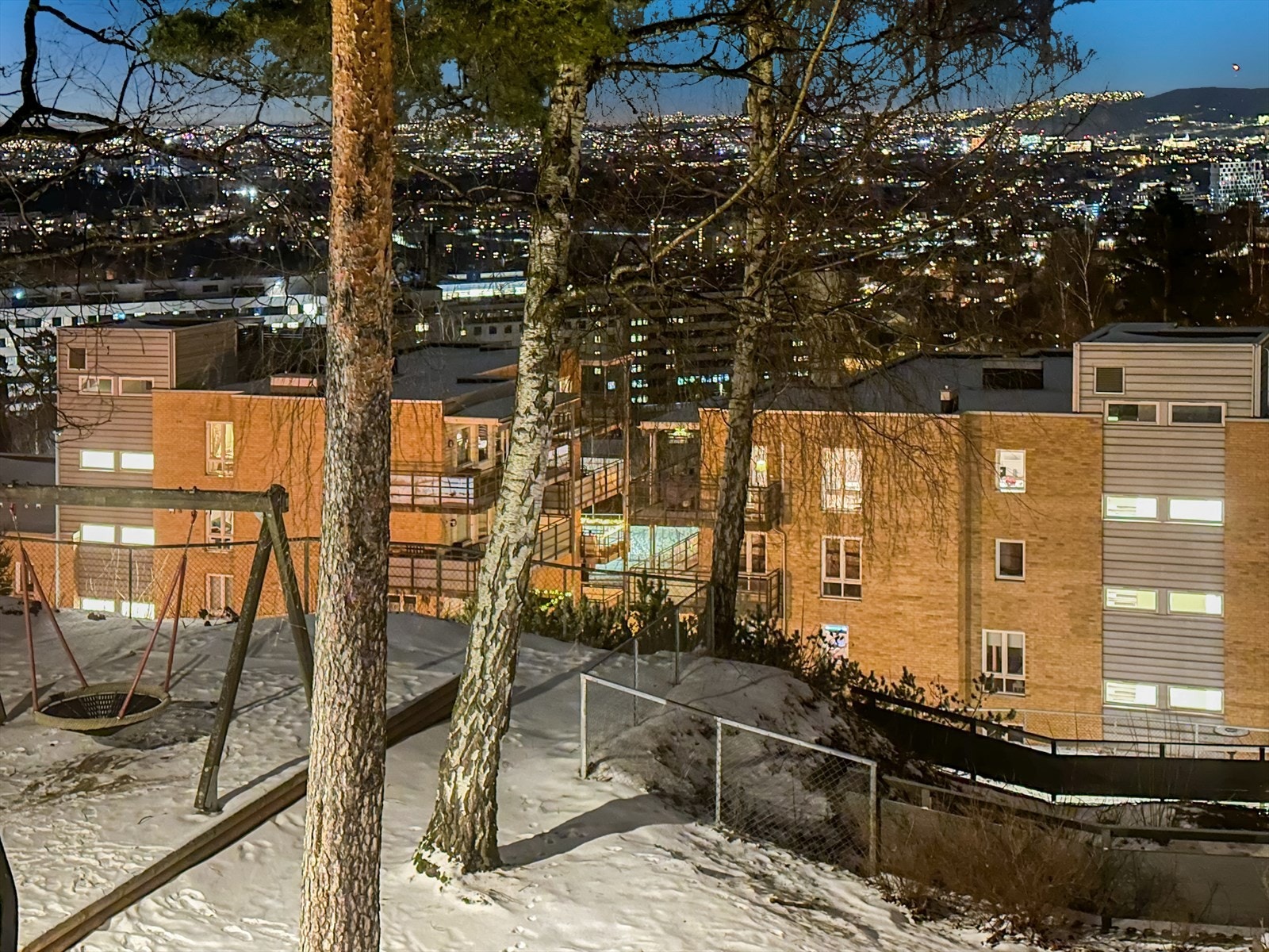 Lysene fra byen skaper et nydelig utsiktsbilde. Galleribilde