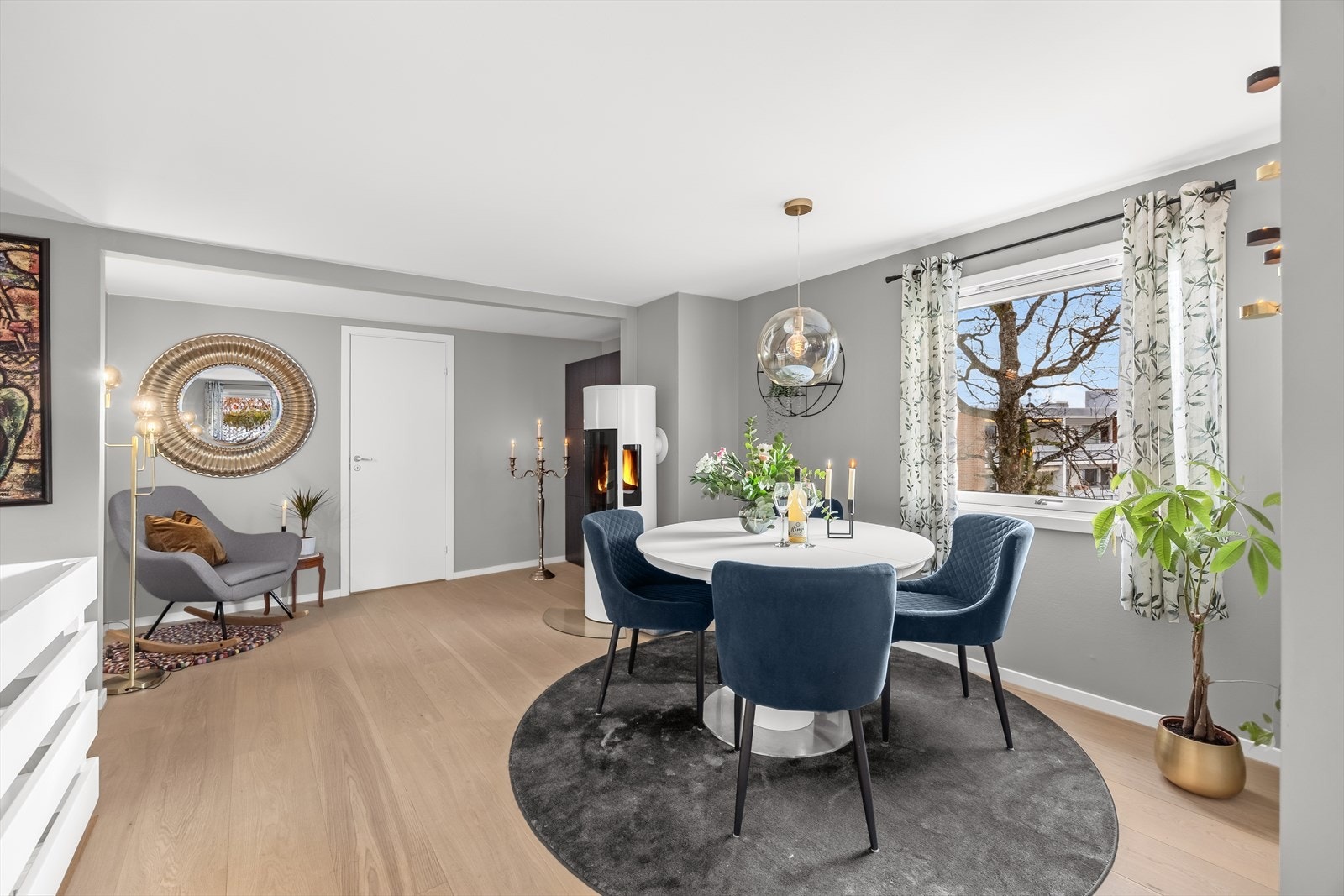 Innbydende spisestue med koselig peis. Her har du god plass til stort spisestuemøblement og øvrig møblement. Galleribilde