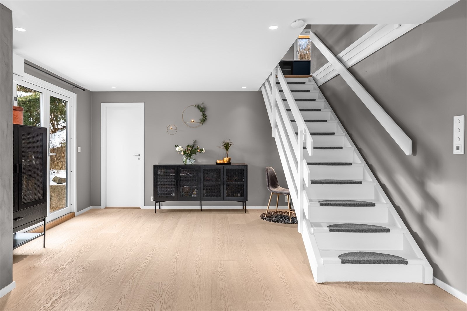 Det er en fin kontorplass under trappen - perfekt for hjemmekontor! Galleribilde