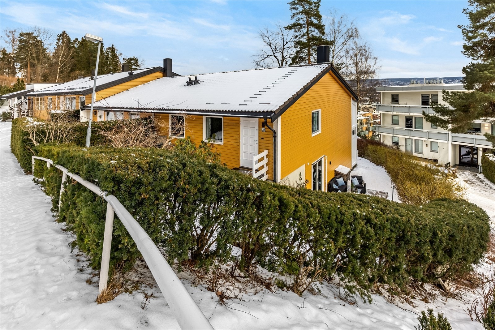 Caroline Leirflaten ved Nordvik Bygdøy Allé har gleden av å presentere et moderne enderekkehus med etterspurt beliggenhet på Ullernåsen! Galleribilde