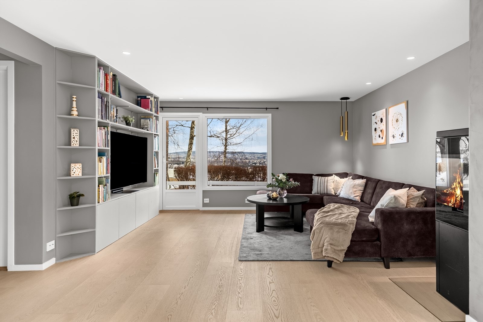 I 2021 ble hele underetasjen pusset opp i regi av fagfolk med blant annet nytt utvidet bad, nye gulv og vegger, varme i gulv, samt satt inn nye verandadører og innvendige dører. Galleribilde