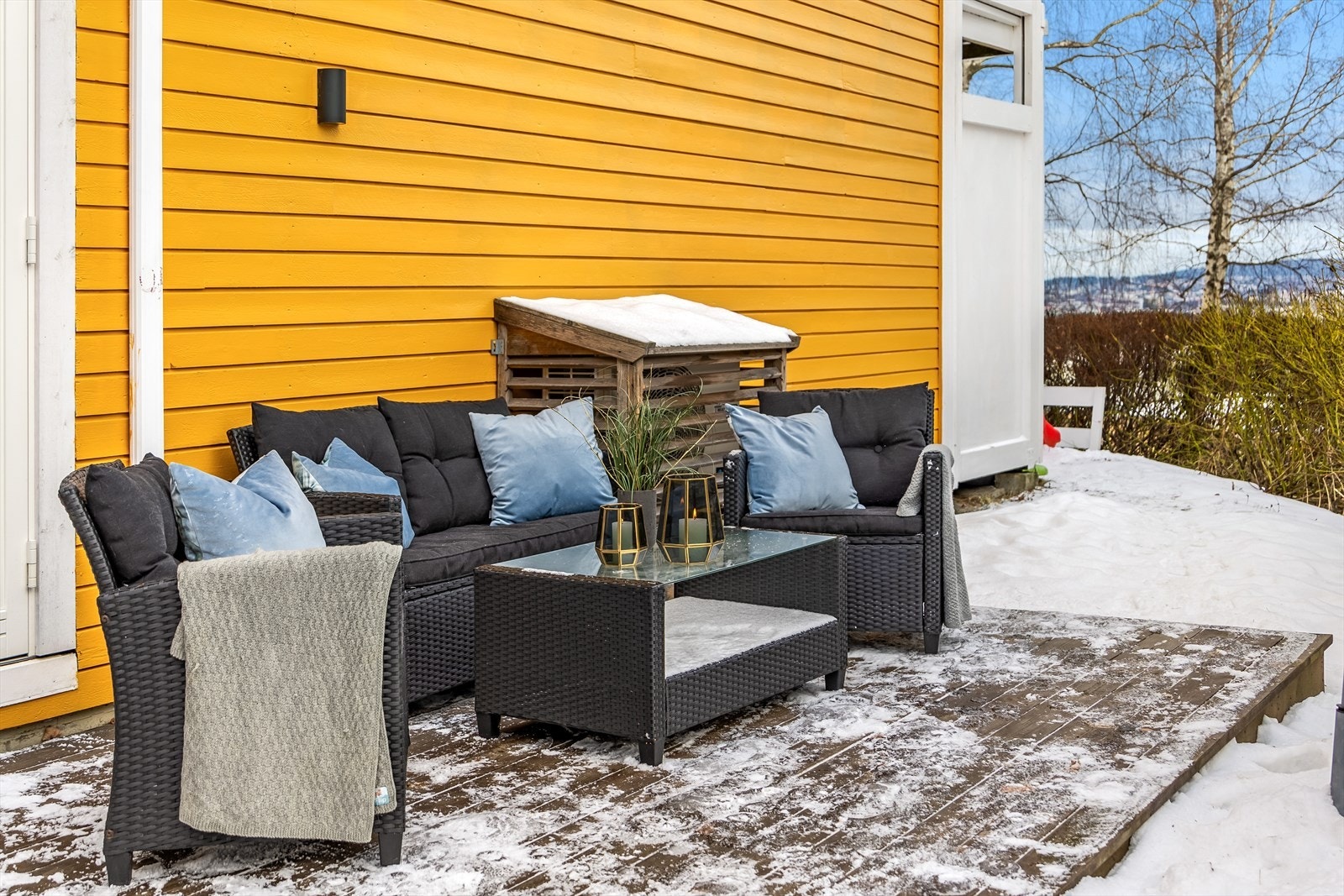 Sørvestvendt terrasse på ca. 13 kvm med adkomst fra stue. Belysning på vegg. Galleribilde