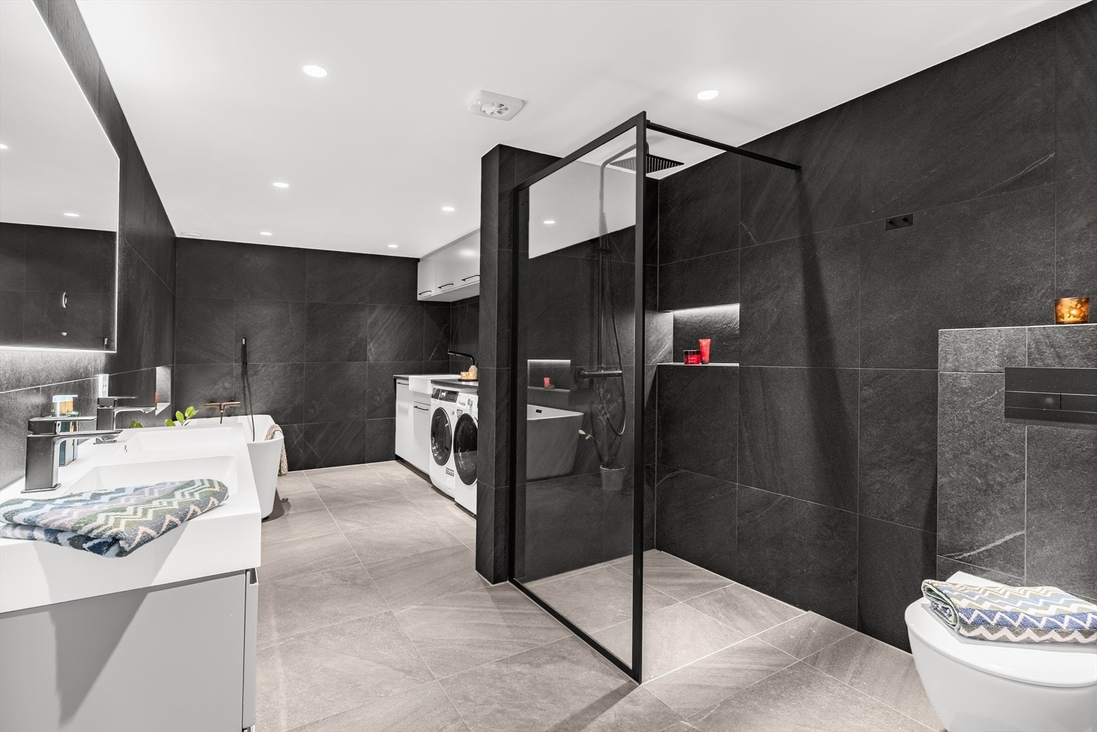 Stort og lekkert baderom som ble utvidet og pusset opp i 2021. Dokumentasjon foreligger. Galleribilde