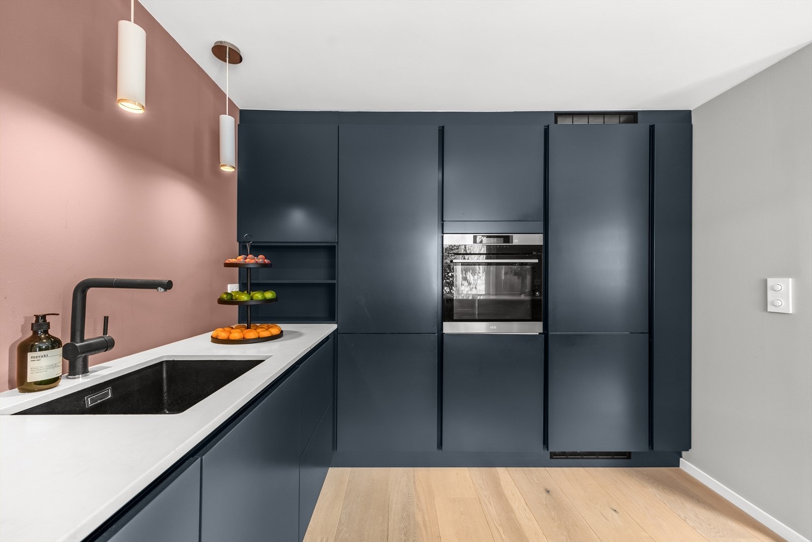 Lekkert og innholdsrikt kjøkkeninnredning fra HTH som var nytt i 2019. Galleribilde