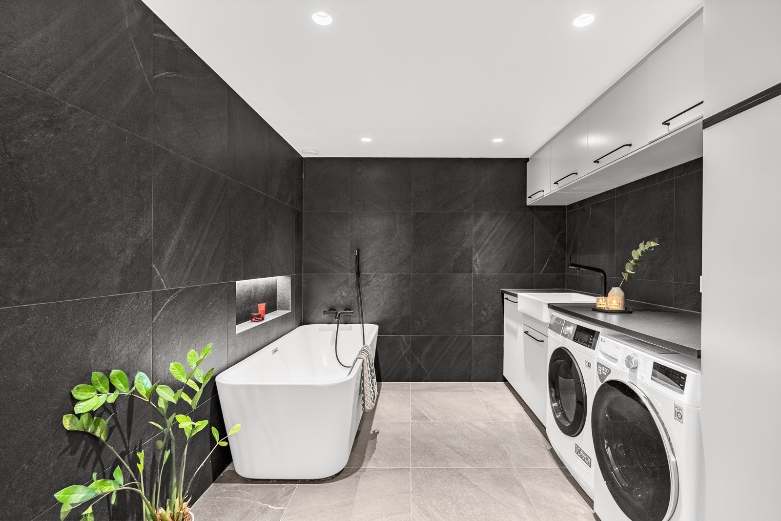 Badet er innredet med egen "vaskeromsdel" med flott innredning, stor vask og opplegg for vaskemaskiner/kombimaskiner (dvs. at det er vanntilførsel til begge, ikke bare kontakt til tørketrommel) Galleribilde