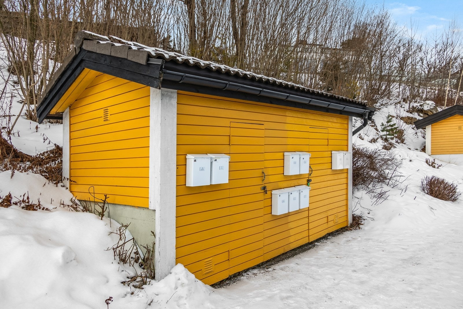 Frittstående utebod ved inngangsparti på ca. 4 kvm. Galleribilde