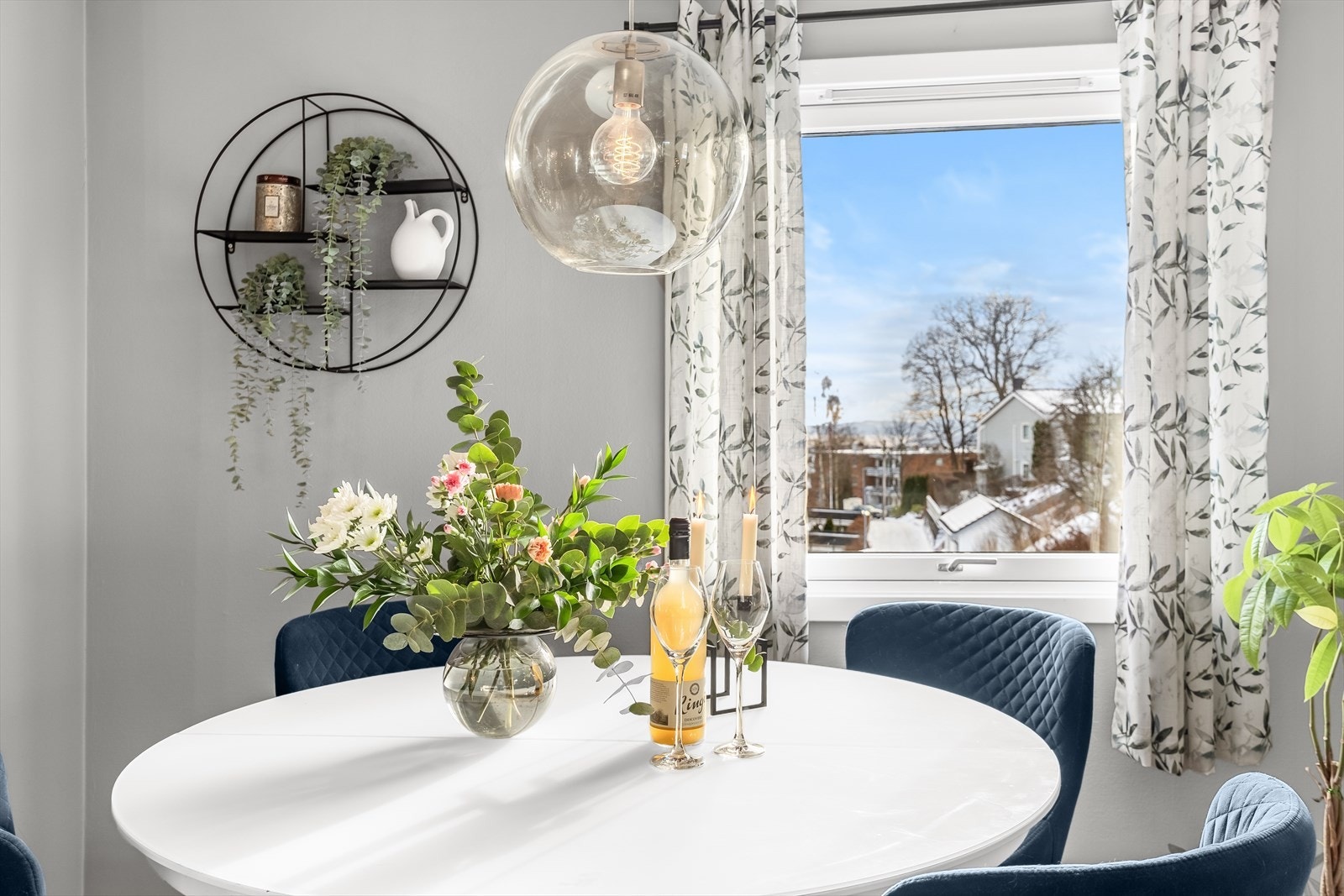 I Åsstubben bor du innerst i en rolig blindvei uten sjenerende støy. Landlig - men samtidig sentralt - med nærhet til både kollektivtransport, butikker, skoler og barnehager. Galleribilde