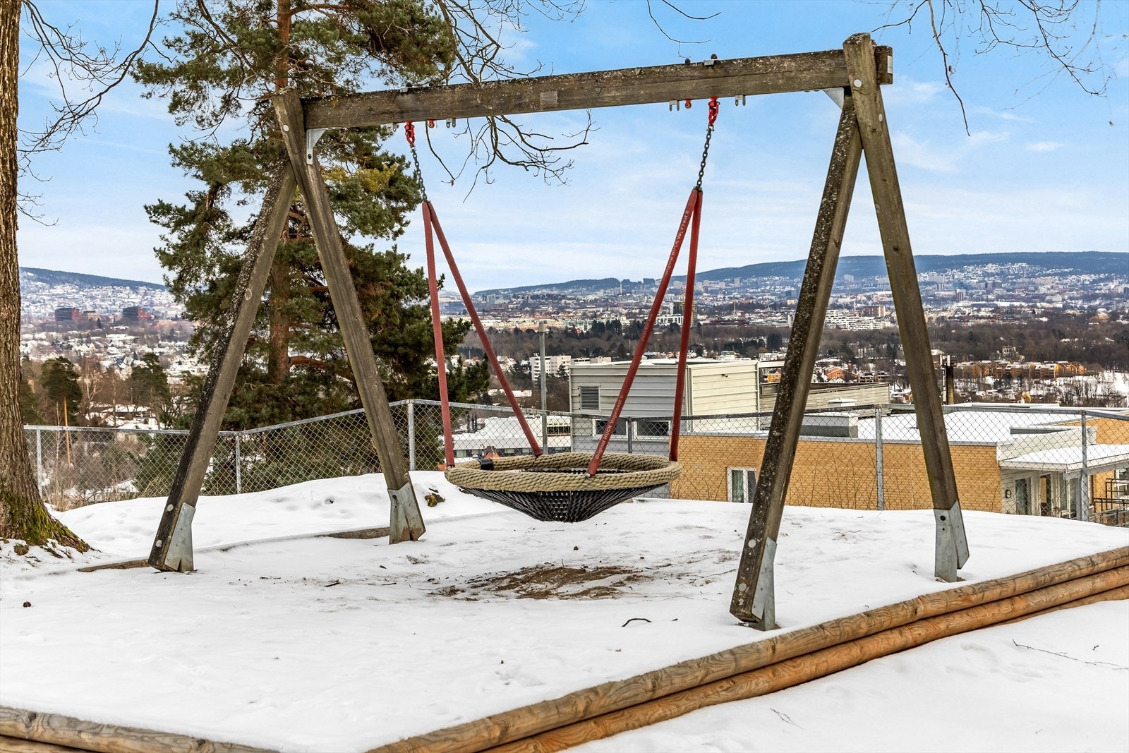 Det er direkte adkomst til lekeplass med trapp fra hagen. Her kan barna leke trygt. Galleribilde
