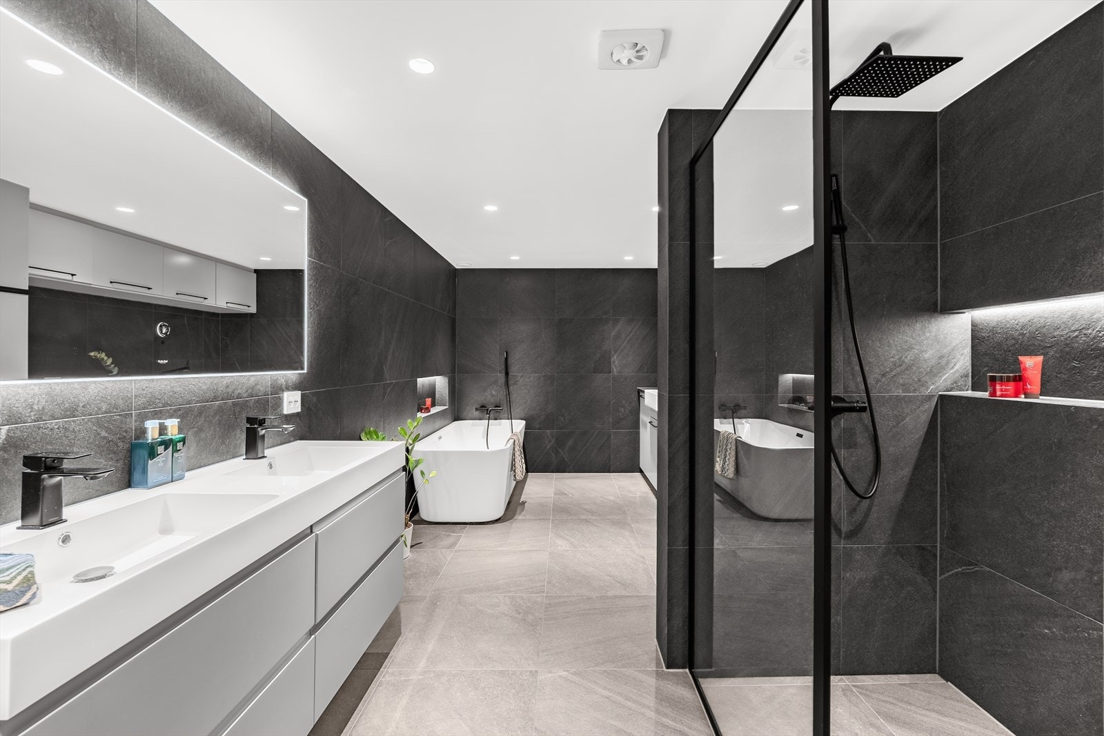 Overlimt dobbelservant med ettgreps armatur fra Vikingbad. Servantskap med en bredde på 150cm og glatte skuffefronter. Speil med lys over servanten. Galleribilde