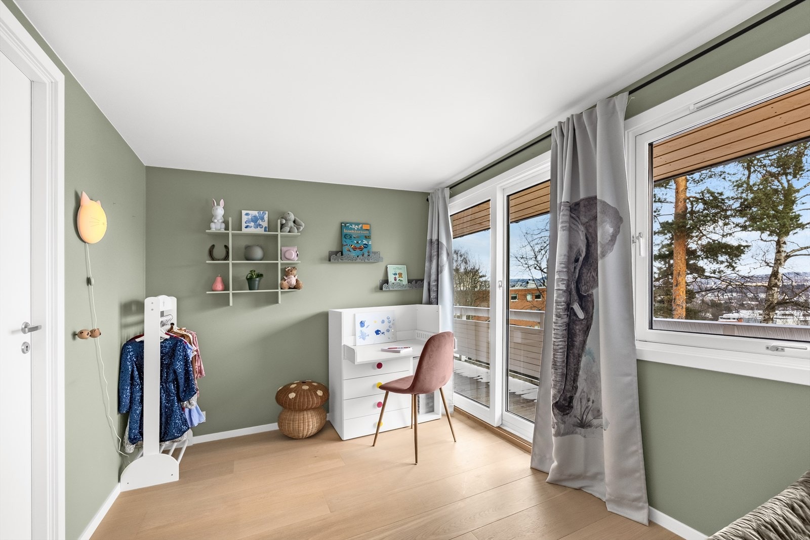 Soverom 2 i 1.etasje. Alle soverommene er av god størrelse. Galleribilde