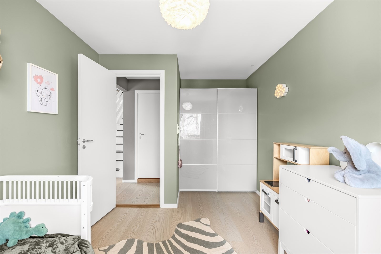 Soverommet er innredet som barnerom med praktisk skyvedørsgarderobe for oppbevaring. Galleribilde