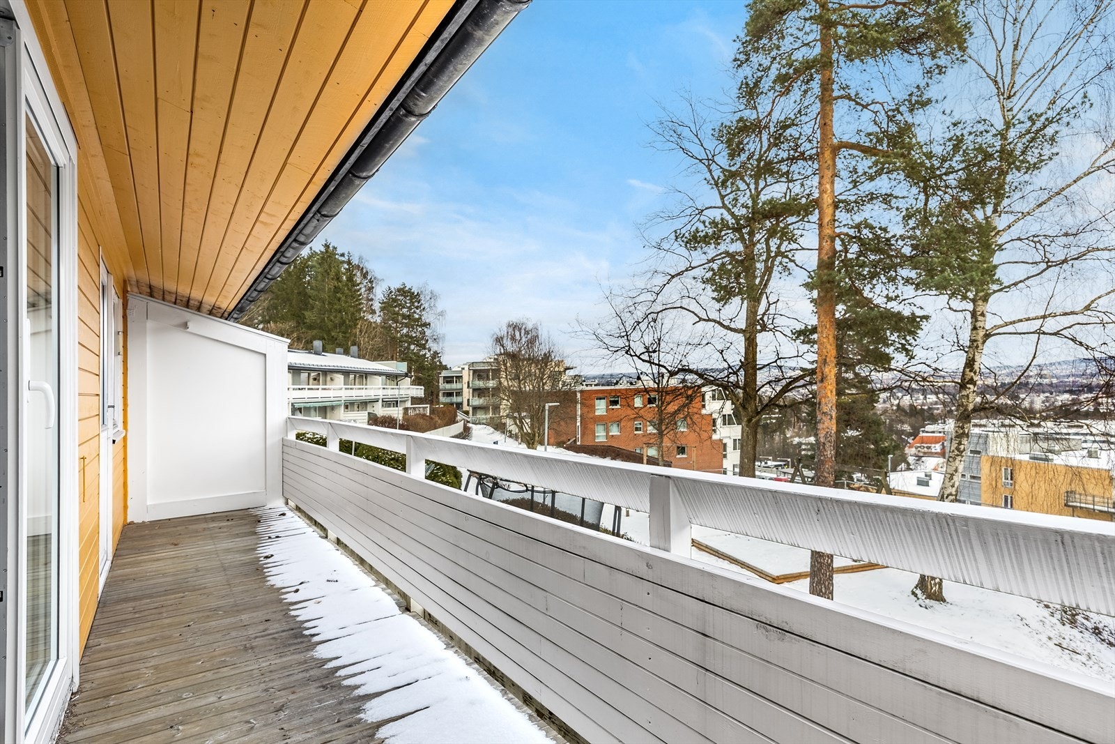 Sørøstvendt balkong på ca. 9 kvm med flott utsikt. Galleribilde