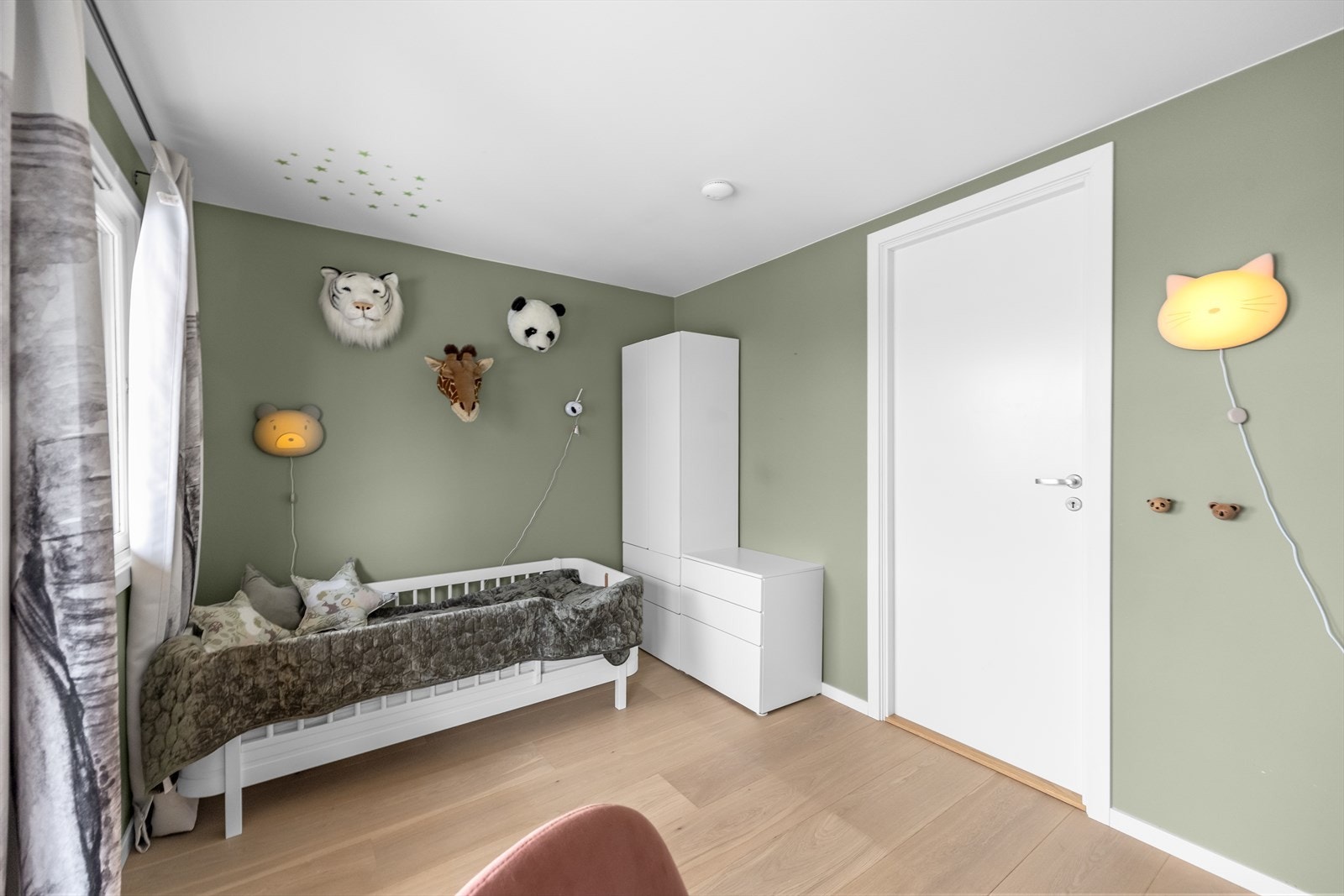Soverom 2 ble etablert i 2023. Rommet er innredet som barnerom med seng, garderobeløsning og skrivepult. Galleribilde