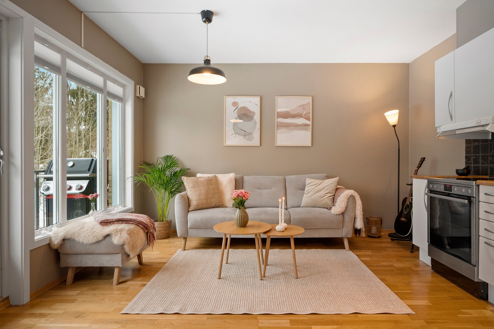 Koselig stue med lune fargevalg og gasspeis. Galleribilde