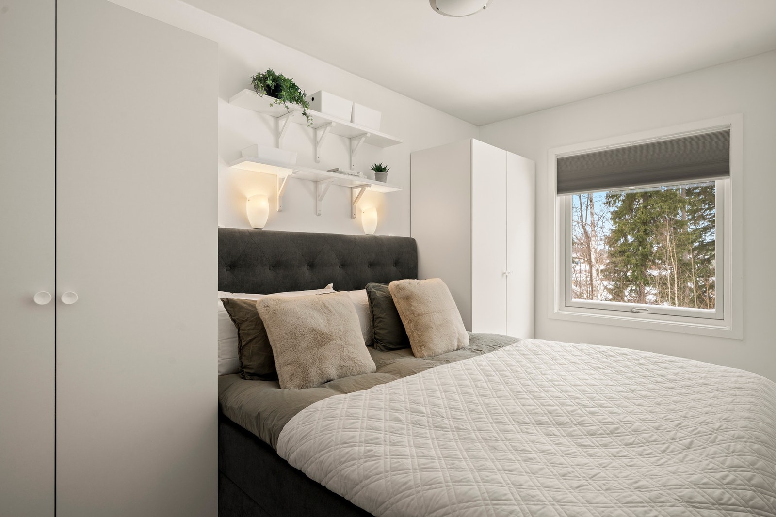 Soverommet er smart utformet med adgang fra stuen og garderobe på begge sider av sengen. Galleribilde