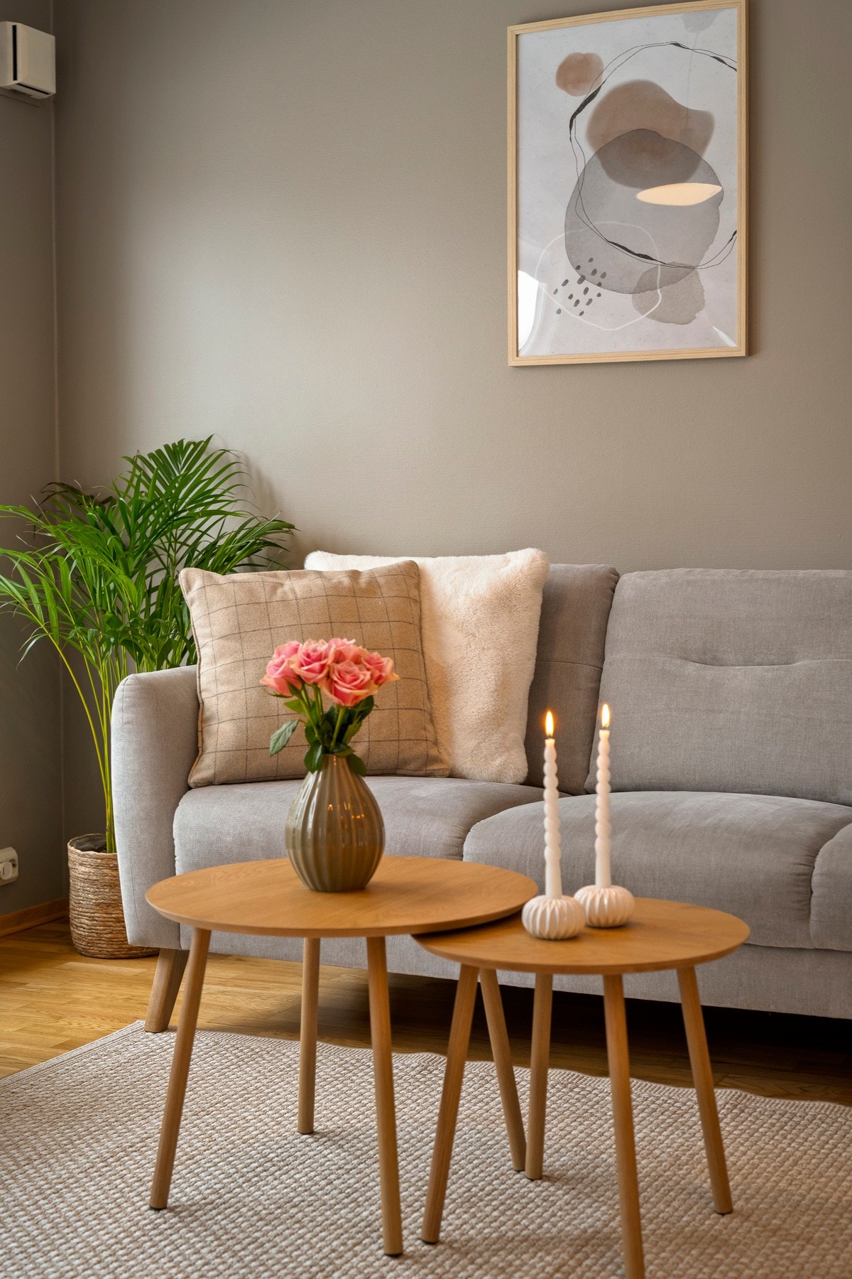 Oppvarming av boligen er basert på elektriske varmekabler på baderom, panelovn på soverom supplert med gassovn i stue. Galleribilde