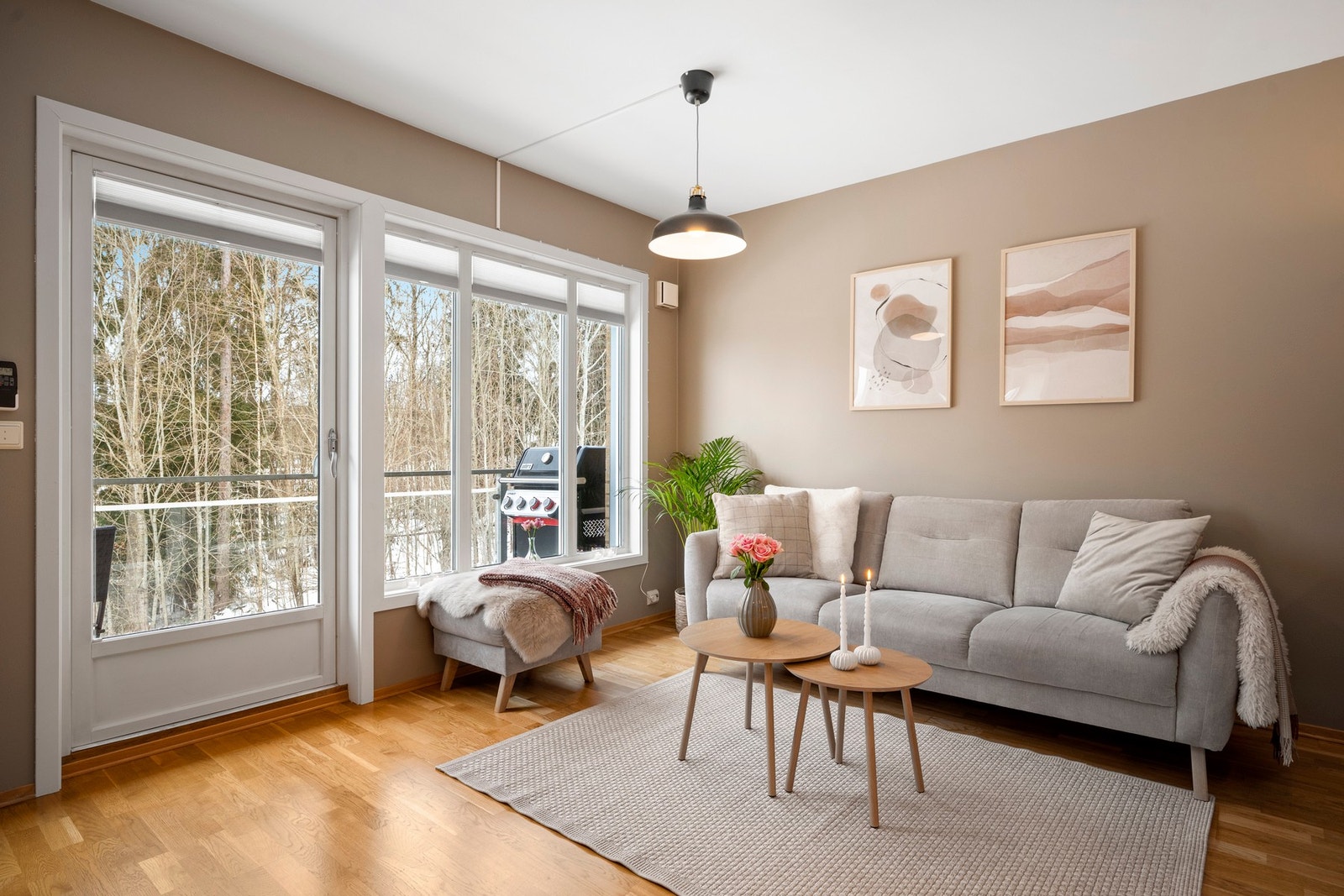 Stuen fremstår lys og luftig med store vindusflater og direkte utgang til balkong. Galleribilde