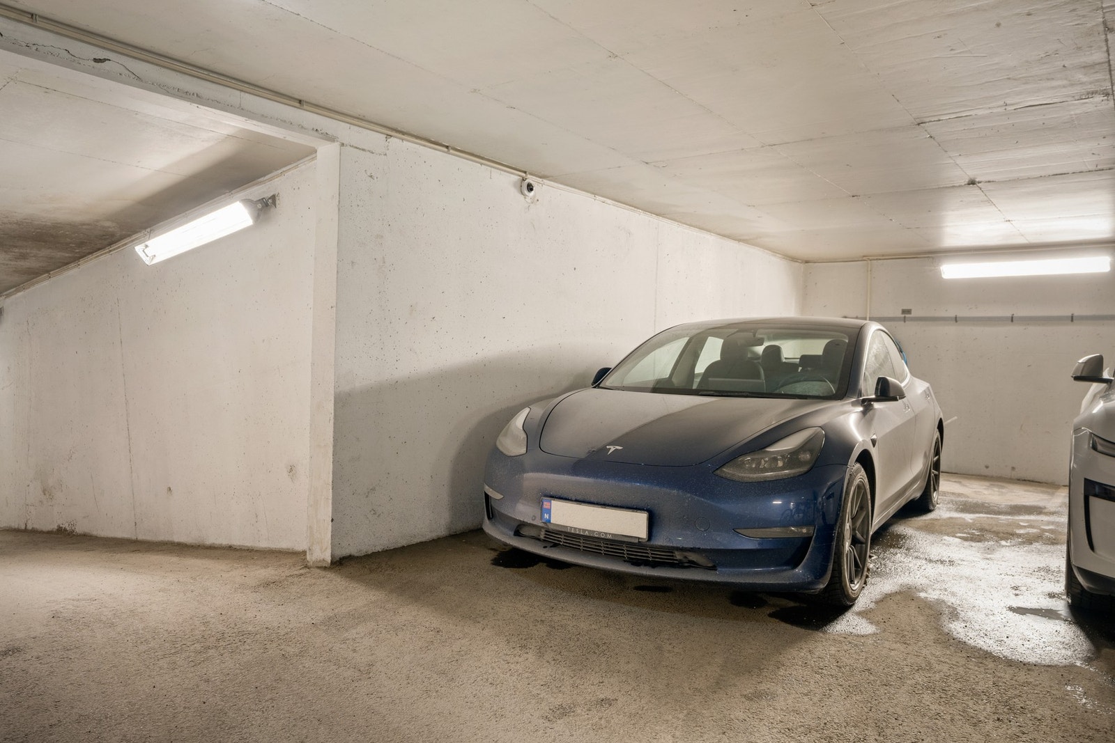 Det disponeres en garasjeplass og og bod i kjelleren. Elbil-lader kan etableres i sameiets fellesanlegg. Galleribilde