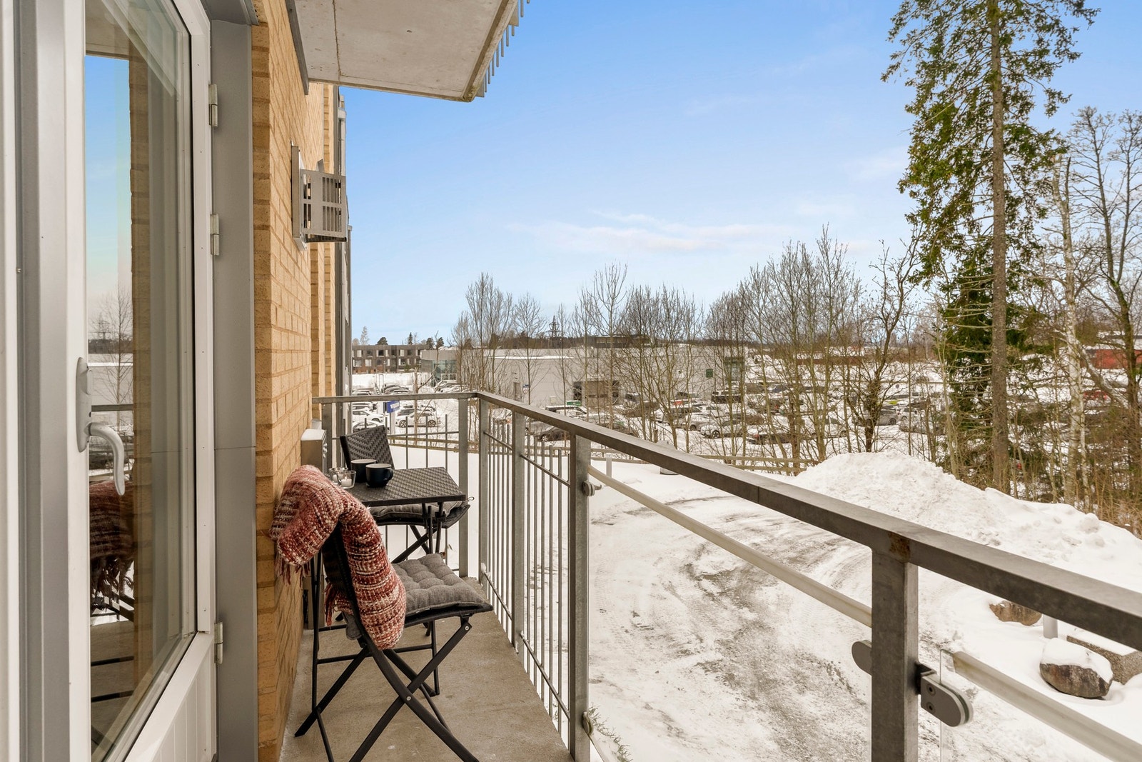 Balkong med hyggelig utsikt over nærområdet. Galleribilde