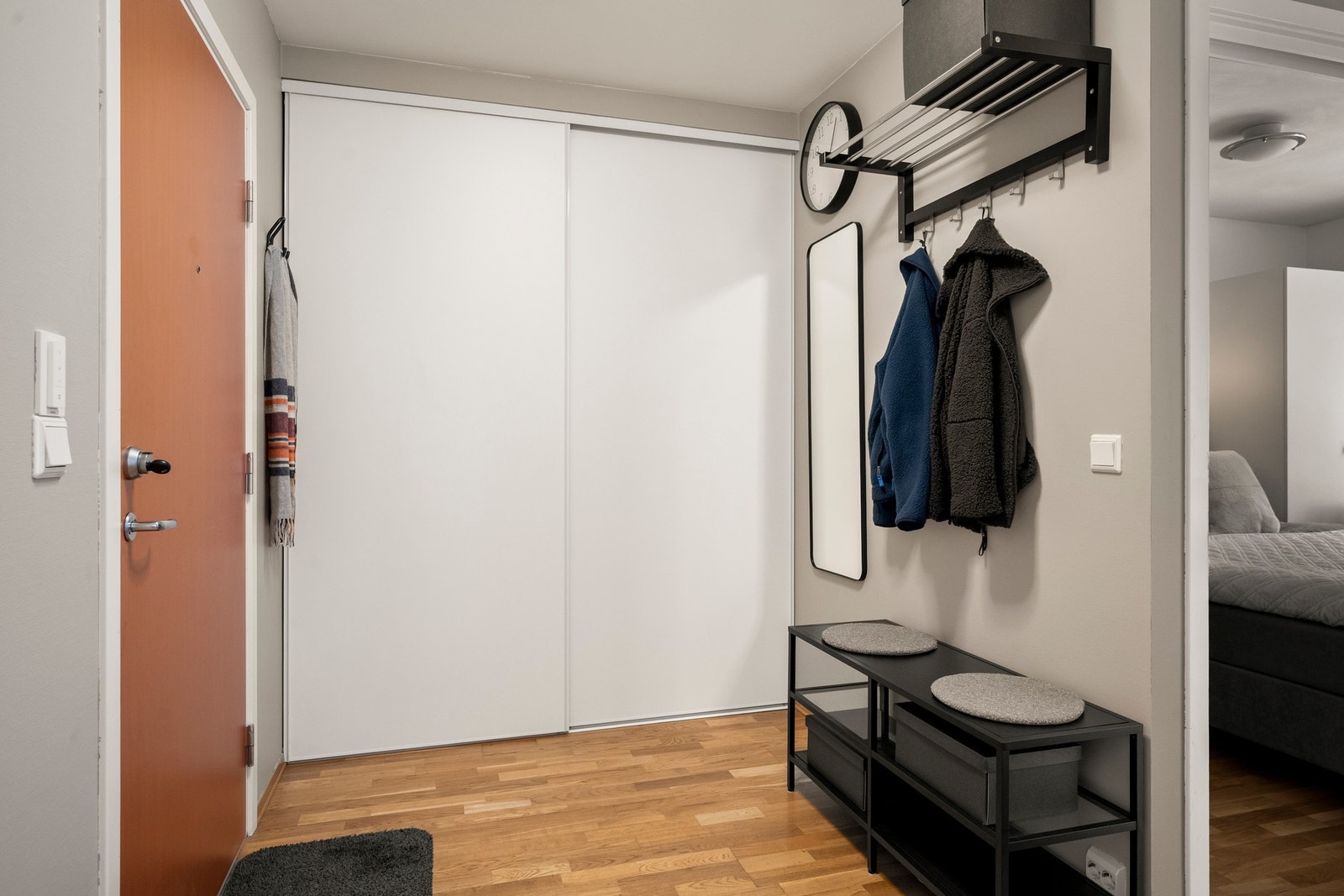 Her ses den praktiske skyvedørsgarderoben i gangen. Galleribilde