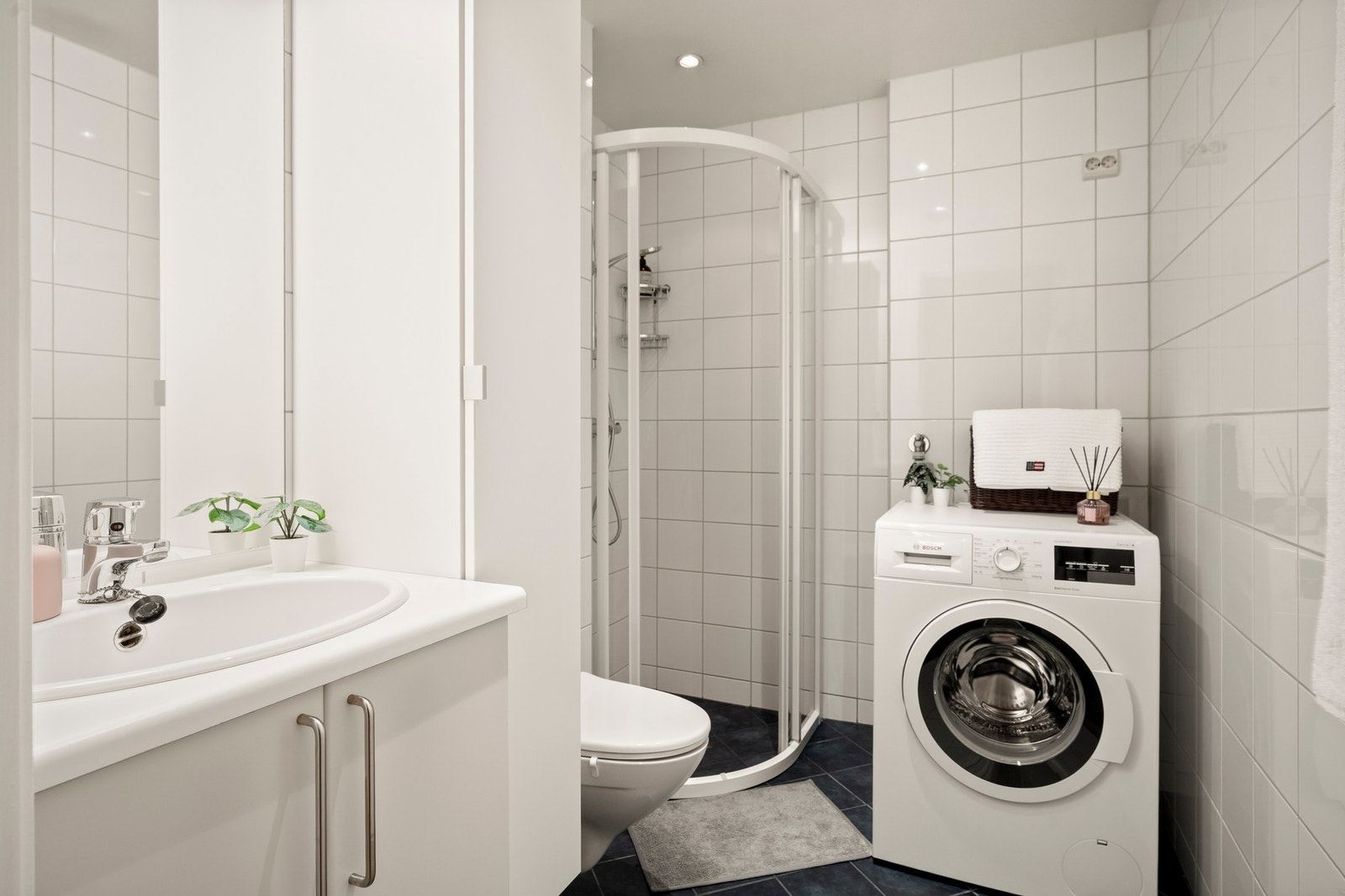 Delikat flislagt bad i hvitt, med malt himling med downlights. Elektriske varmekabler i gulv. Galleribilde