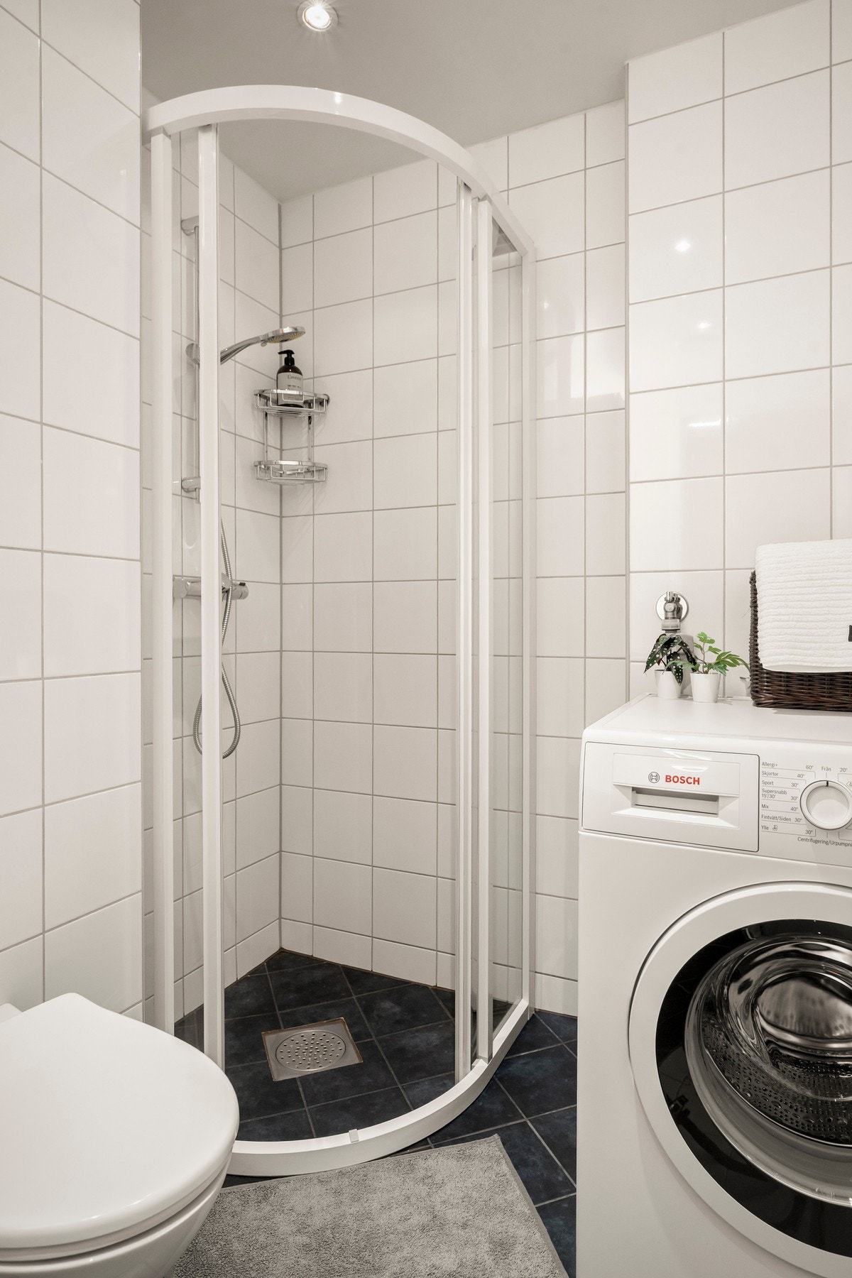 Rommet er innredet med dusjhjørne, servant med underskap, opplegg for vaskemaskin og tørketrommel samt vegghengt klosett. Galleribilde