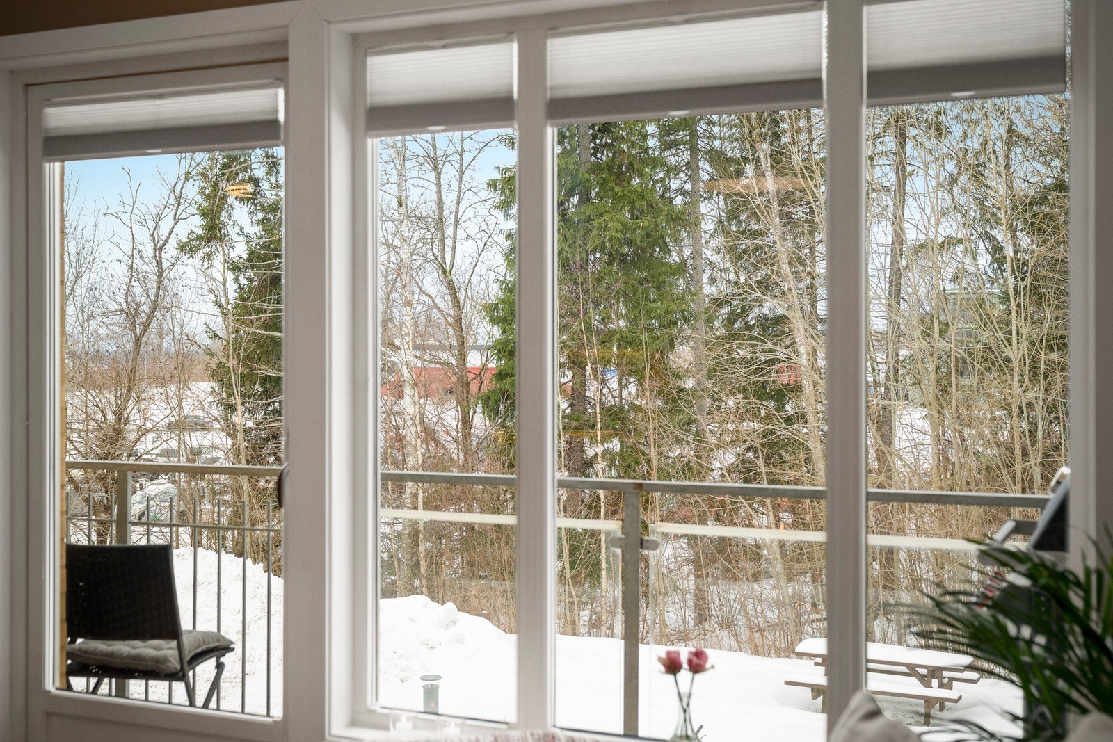 Det er montert plisségardiner på vinduene for et moderne uttrykk og god skjerming. Galleribilde