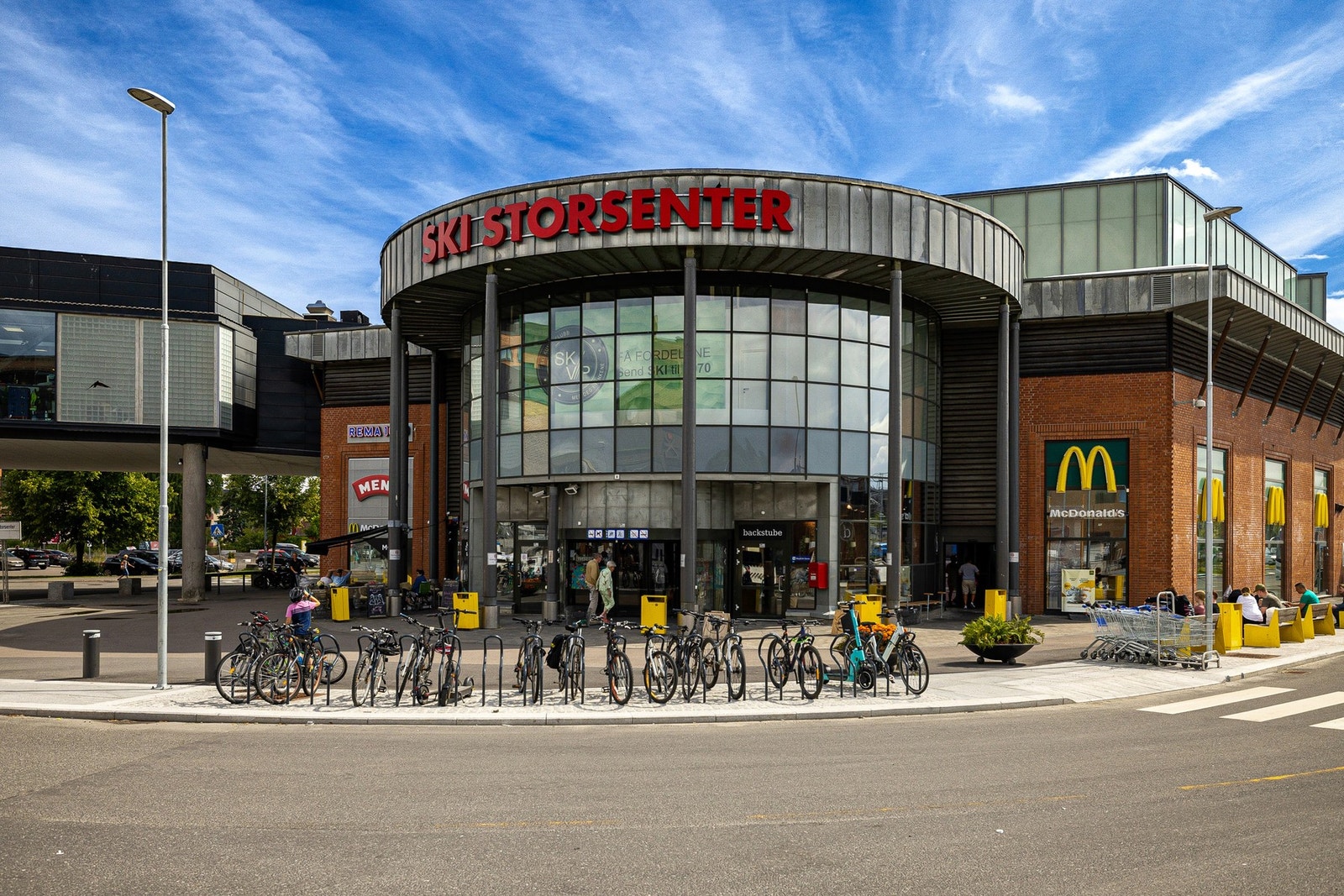 Ski storsenter - et populært møtested med 145 butikker, restauranter, kino, bibliotek, bowling og legesenter m.m, Galleribilde