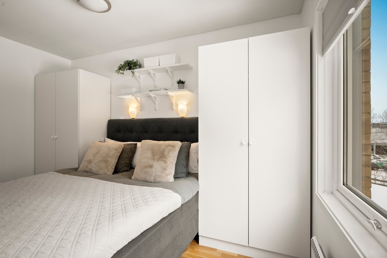 Rommet har stort vindu som gir naturlig lysinnslipp og som gjør utlufting enkel. Galleribilde